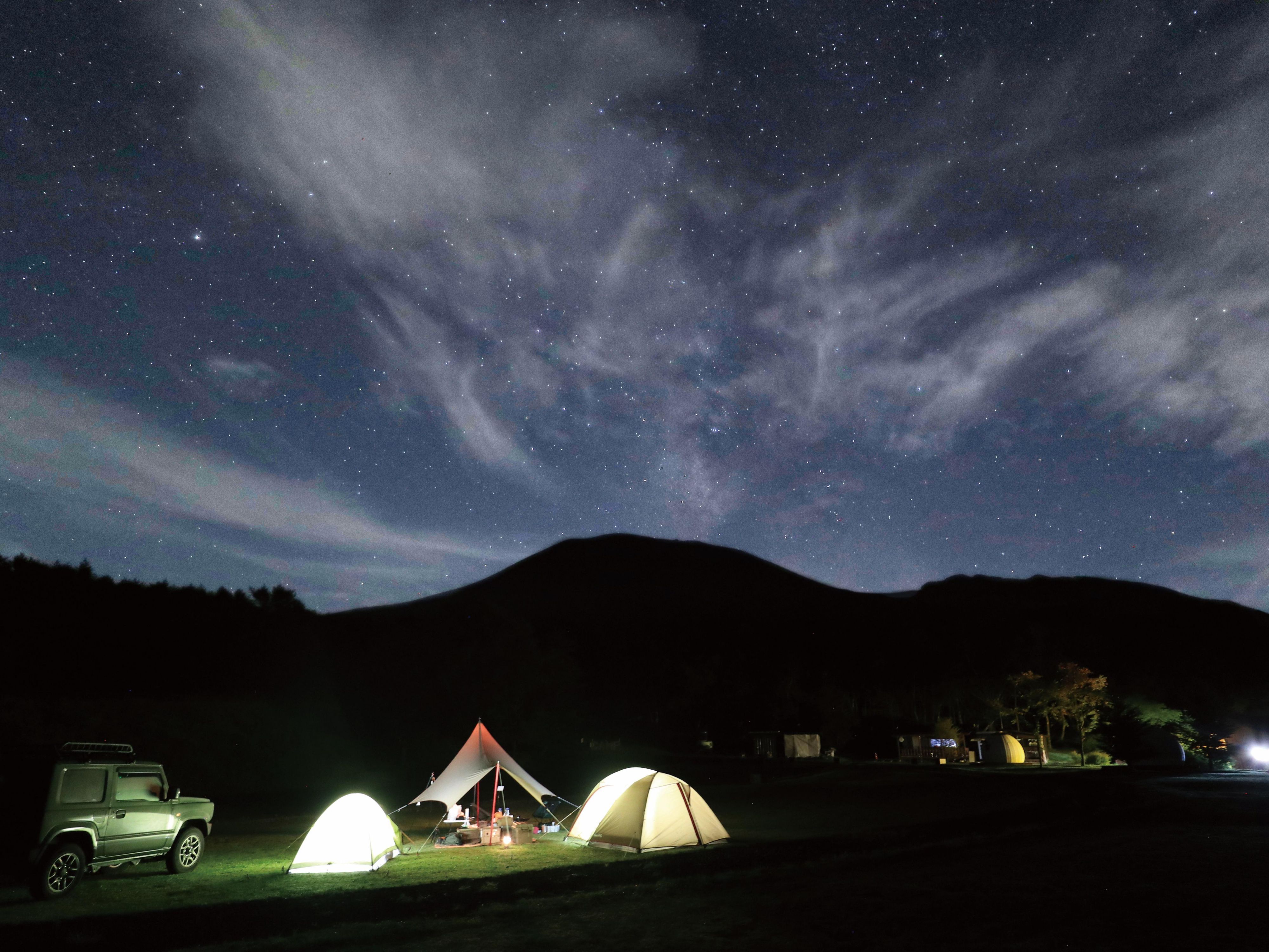 Nestled on a highland at an elevation of 1,300 meters at the foot of Mt. Asama, this campsite offers a refreshing climate even in summer, making it a comfortable place to stay. Enjoy a laid-back camping experience in the heart of nature, under a vast sky filled with stars.