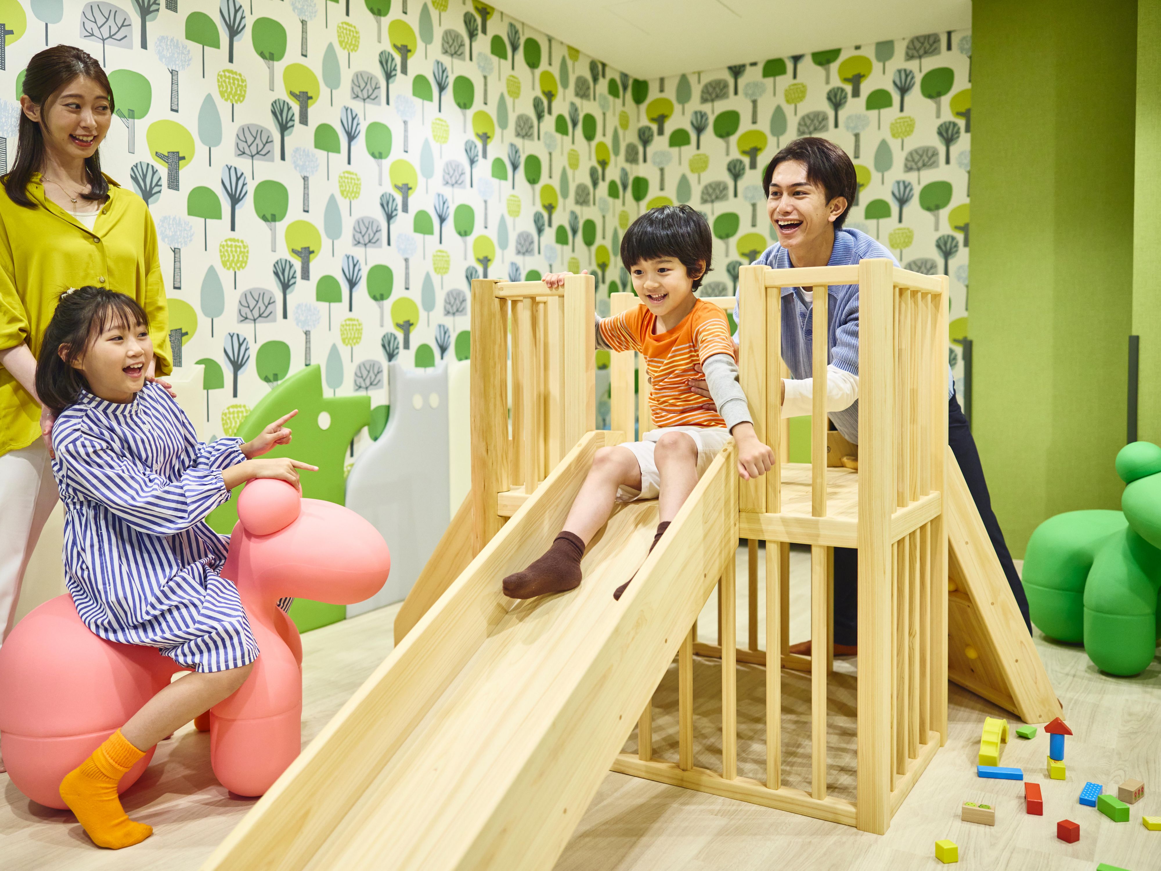 お母さんとお父さんも安心してくつろげる、キッズスペースをご用意しております。お子様が安全に楽しめる空間だからこそ家族みんなが笑顔になります。