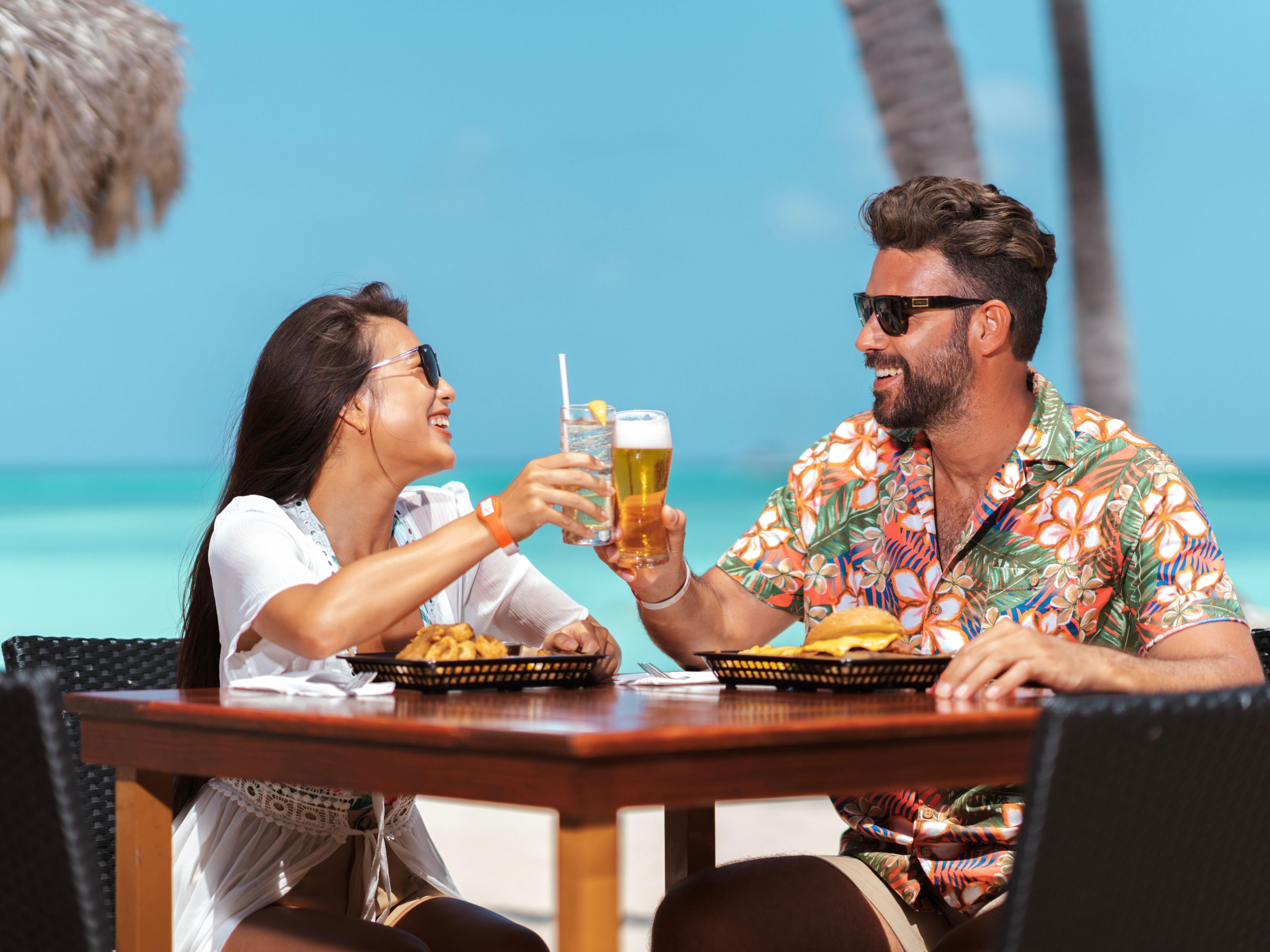 The Holiday Inn Resort Aruba offers a variety of dining options from local cuisine to classic favorites. We offer exquisite restaurants buffet style, a la carte or to go, catering to all tastes and preferences. 

Enjoy beachside dining at Sea Breeze Restaurant & Bar, Italian favorites at DaVinci Ristorante, and finger food at Oceanside 