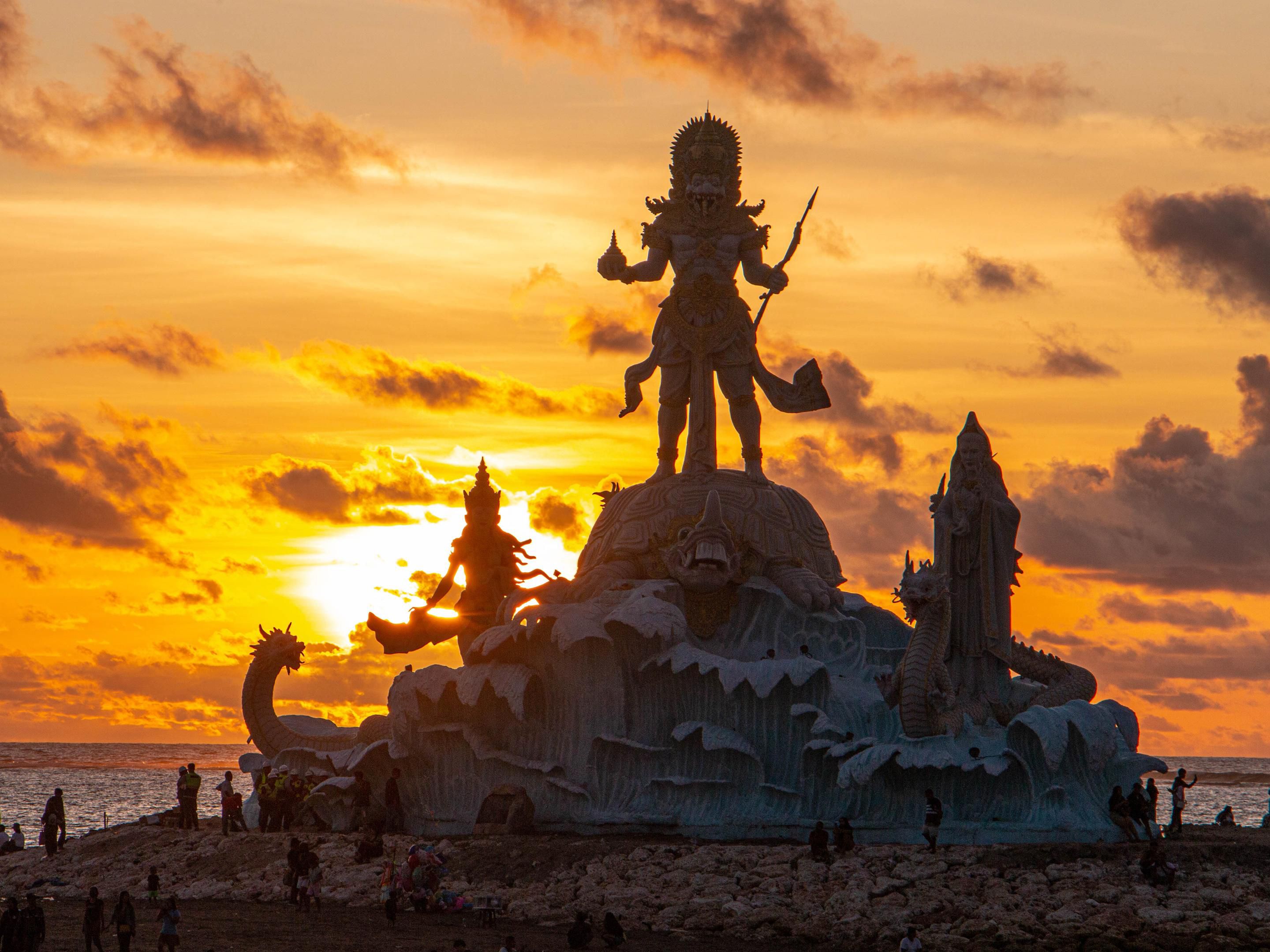 The quiet atmosphere of the Jerman Beach can help you feel calm, and the sway of the waves is rolling gently, as if it can only pacify your heart by hearing it. Enjoy a scenic flight over the endless ocean below while under the orange glow of twilight at Holiday Inn Resort Baruna Bali, right at your doorstep. 
