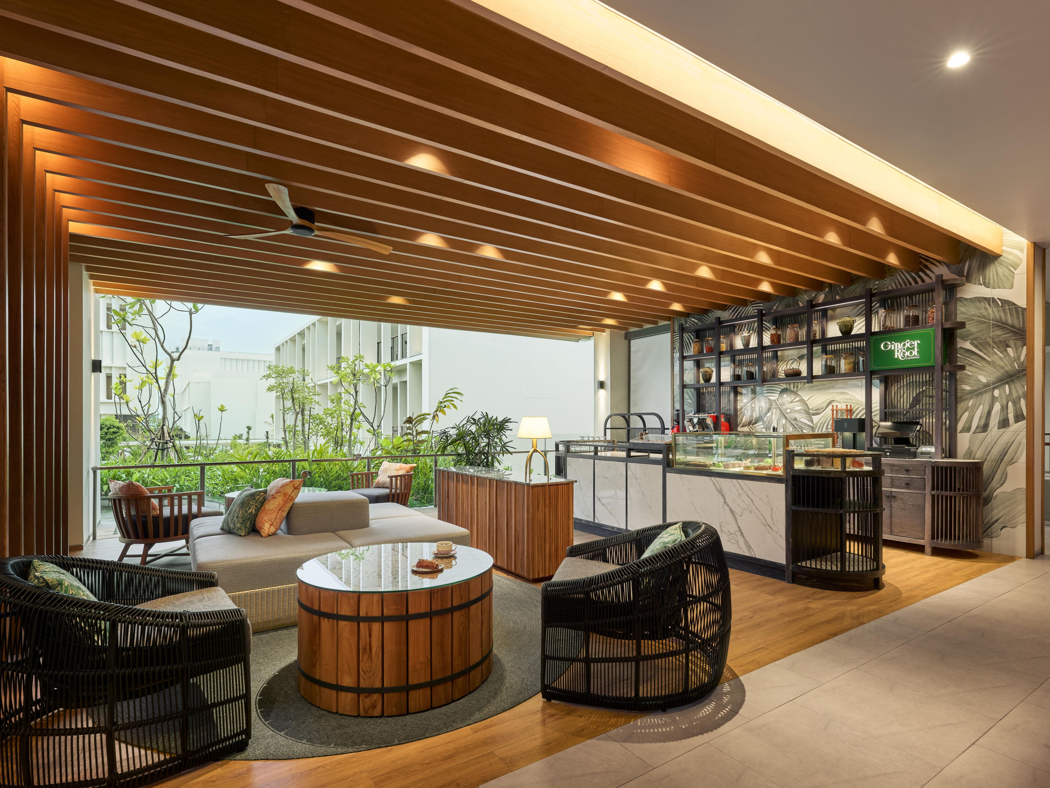 편안한 휴식을 제공하는 매력적인 티 라운지인 진저 루트에서 휴식을 취해 보세요. 고요한 연못 전망을 감상하며 엄선된 고급 차와 다양한 달콤한 간식을 즐겨보세요.