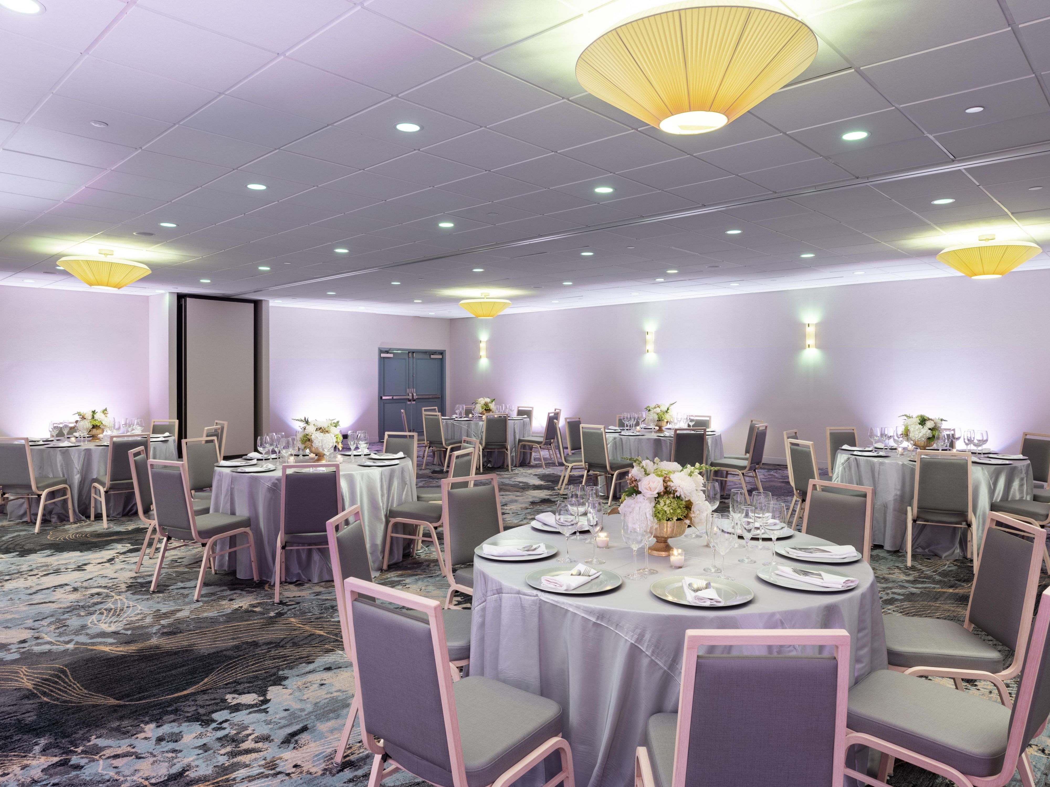 We maintain five function rooms to accommodate retreats and conferences of up to 200. Como parte integral del San Luis Resort, Spa & Conference Center de 32acre, podemos organizar una conferencia de casi cualquier tamaño ofreciendo un centro de conferencias de 40,000 pies cuadrados aprobado por IACC. 