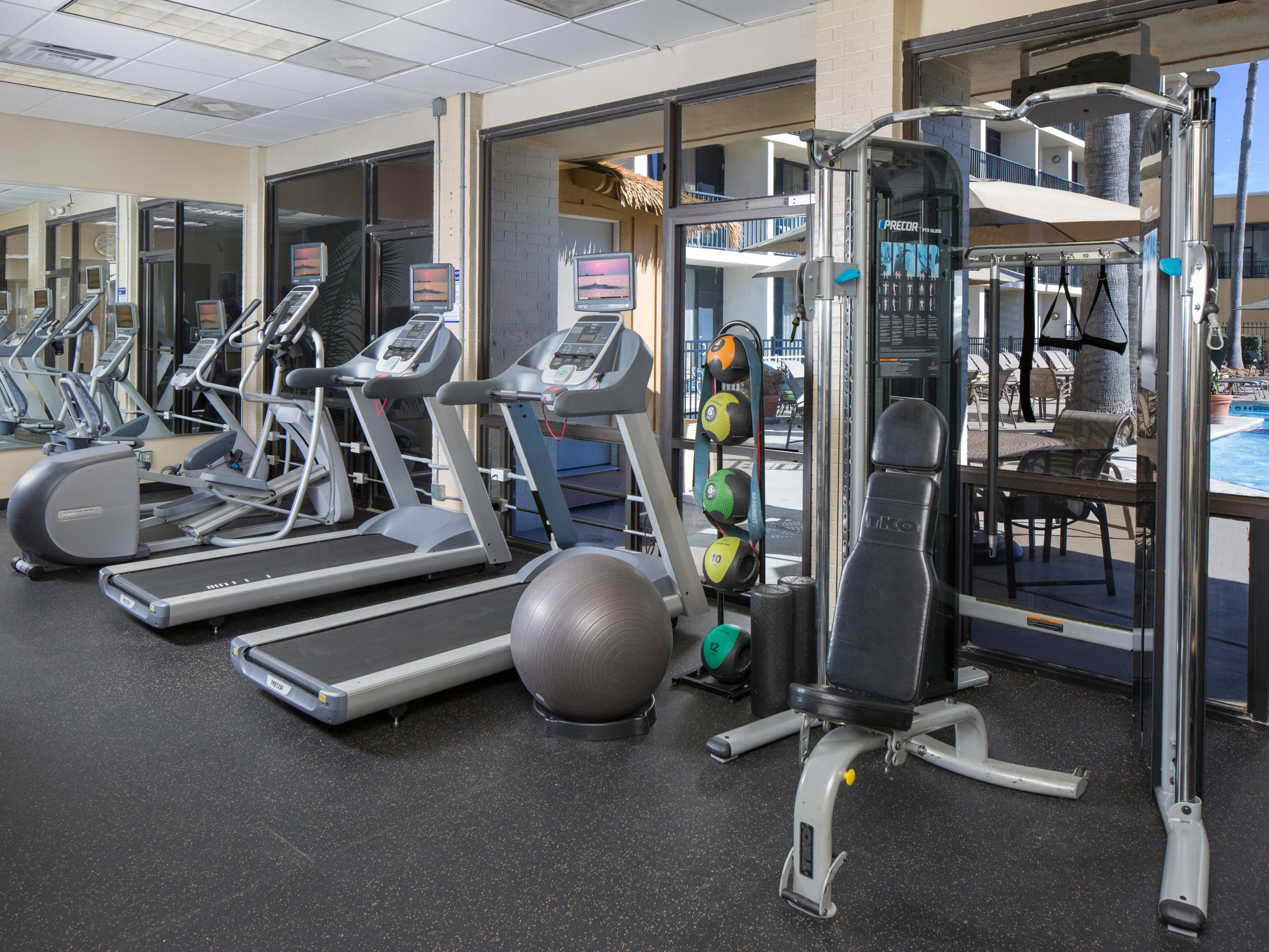 Haga ejercicio en nuestro gimnasio totalmente equipado de cortesía.