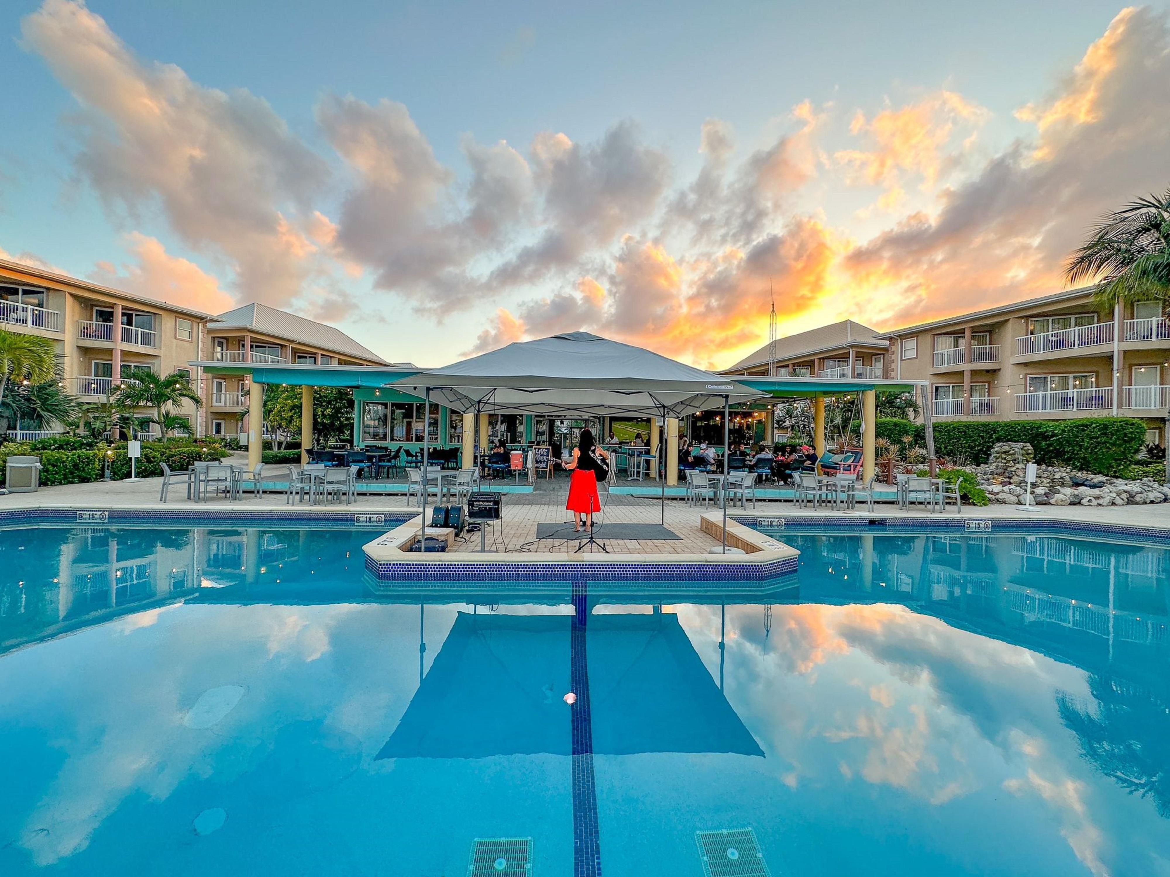 Join us weekly for live poolside music! Follow our social media for the latest schedule, and get ready for an unforgettable time with great entertainment, delicious food, and refreshing drinks at the Driftwood Bar & Grill. We can’t wait to welcome you!