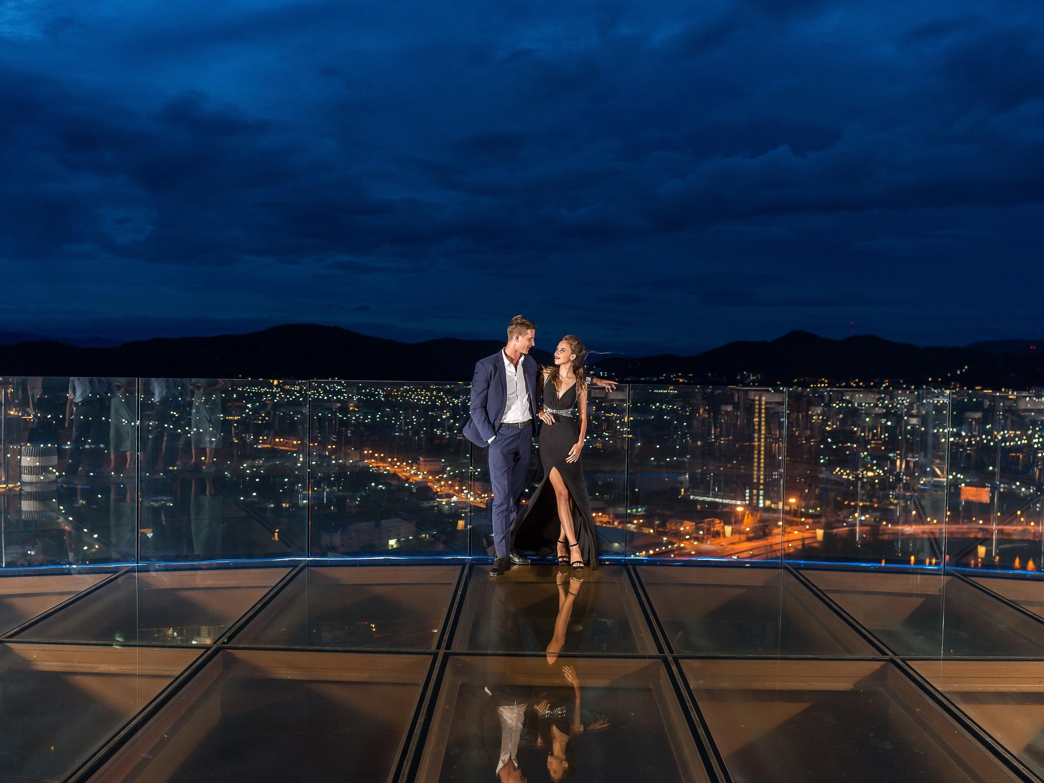 Located on the 27th floor of Holiday Inn Vana Nava Hua Hin, this stylish rooftop Italian restaurant and bar boasts a glass balcony and sweeping 360° views of Hua Hin and the Gulf. Savour crafted cocktails, gourmet bites, intimate dinners, and vibrant live DJ performances every night!