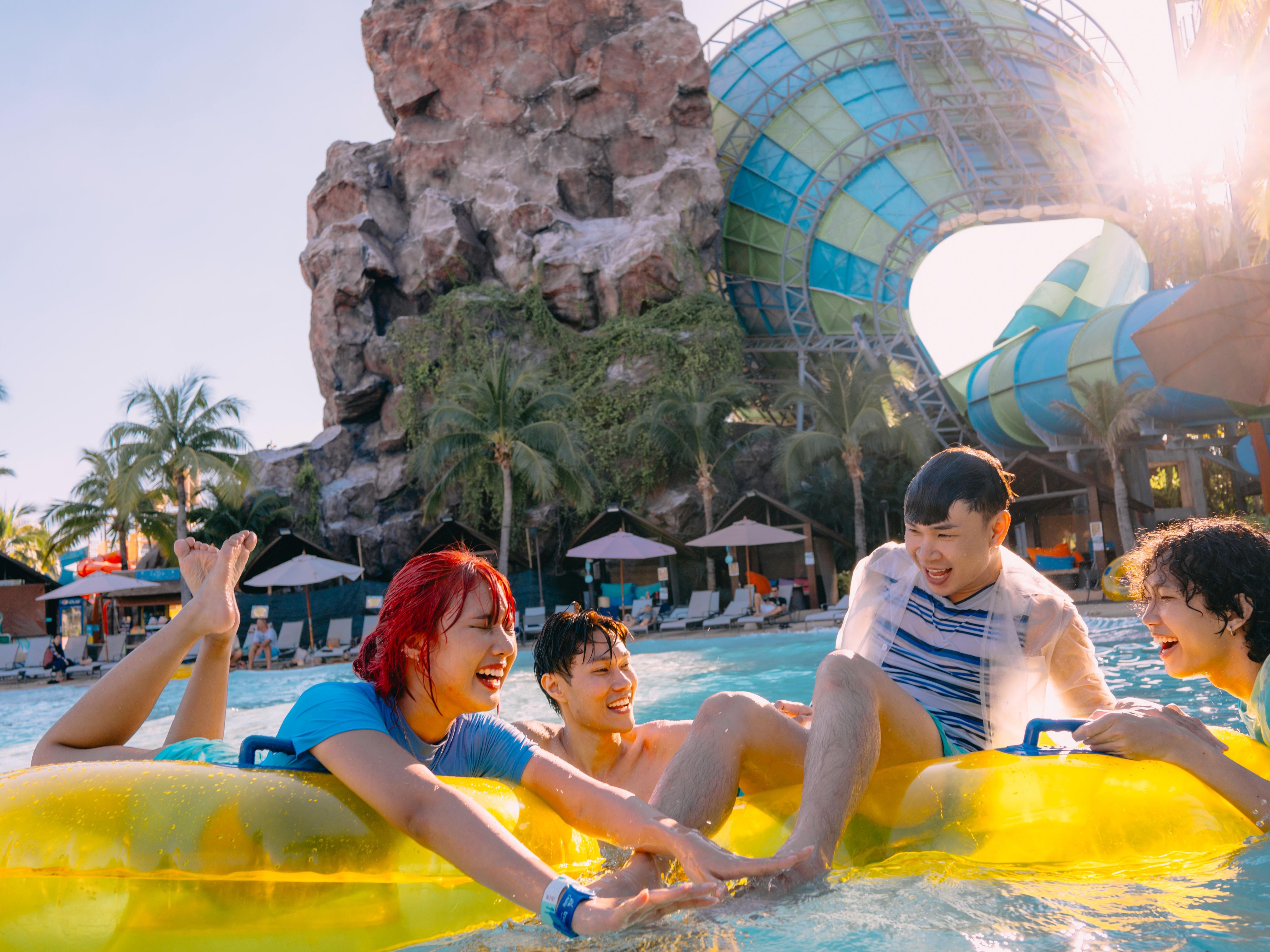 Holiday Inn Resort® バナナバ ホアヒンに併設されたアジア初のウォータージャングル、バナナバウォータージャングルでさまざまな楽しいアクティビティやアドベンチャーを体験してください。当ホテルにご宿泊のお客様はすべて、このエキサイティングなウォーターパークを無料で何回でもご利用いただけます。ご家族の皆様に喜びと笑いにあふれる一日をお過ごしいただけることは間違いありません。ゆるやかに流れる川でくつろいだり、お子様向けのプールを楽しんだりすることもできます。バナナバウォータージャングルには20を超える世界クラスのアトラクションがあり、ウォーターパークファンにとって完璧な場所です。