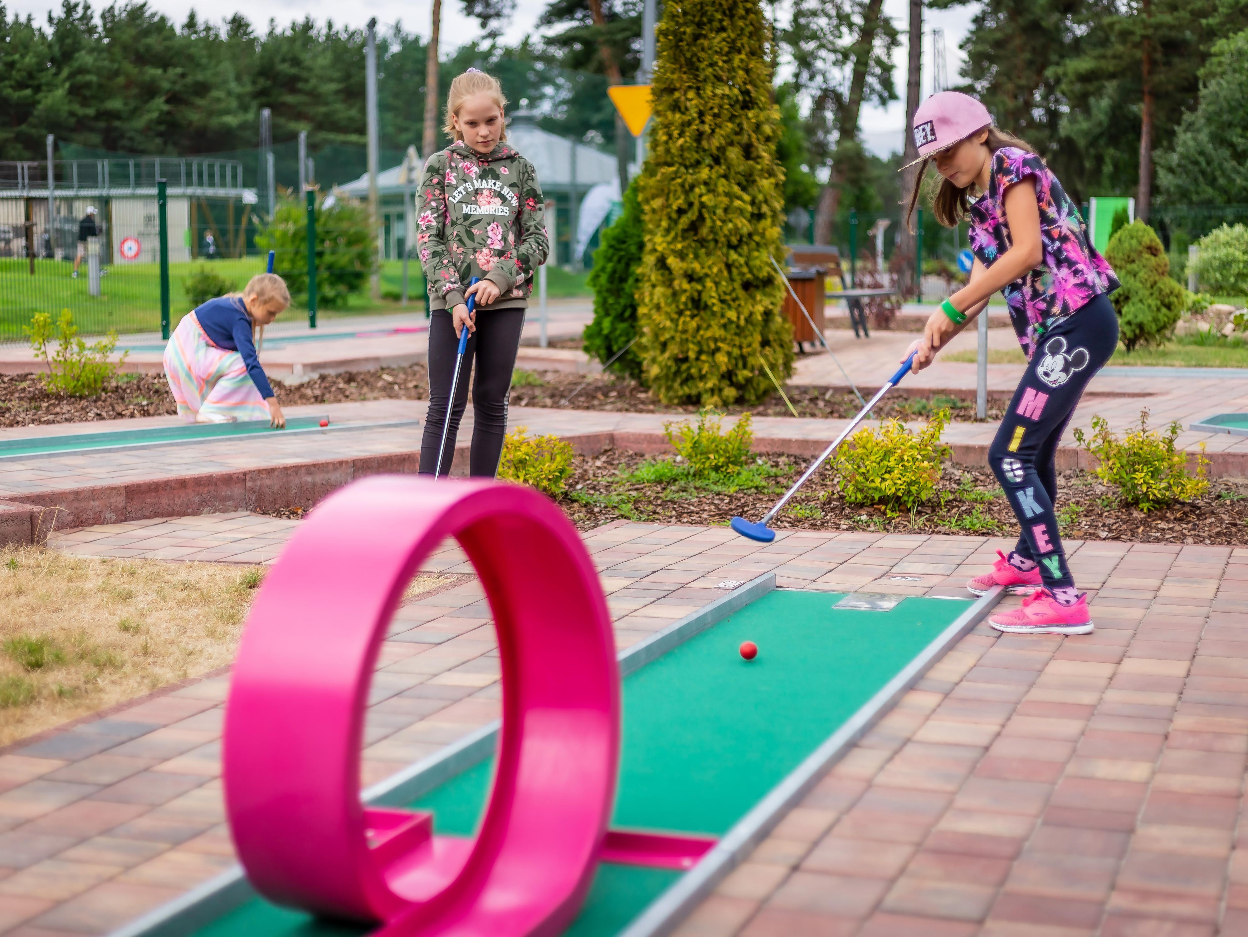 Welcome to our mini-golf course. It is great outdoor entertainment for the whole family, a group of friends, or co-workers. It is all about precision and fun!
Minigolf Józefów is the first professional Felt B minigolf course in Mazovia, certified by the World Minigolf Federation (WMF). This amazing course provides entertainment.