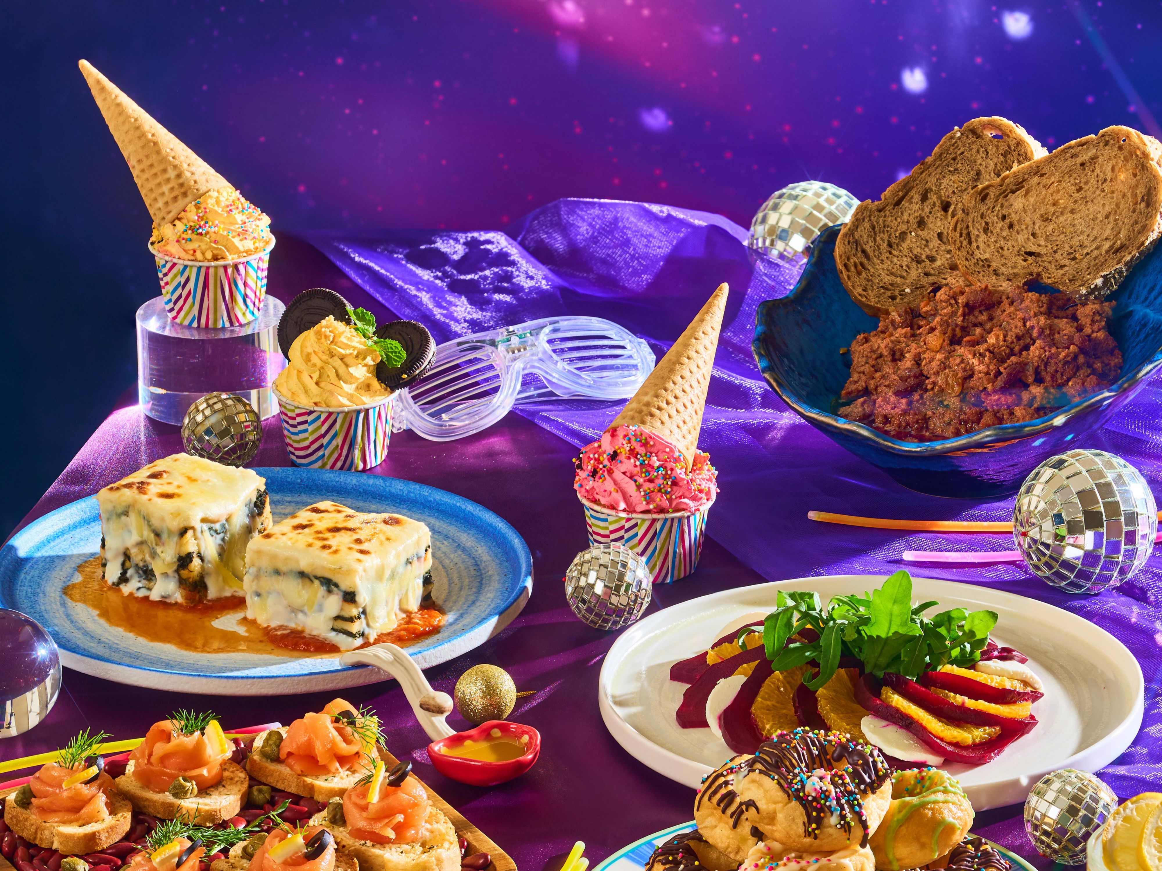 انضم إلى تجربتنا الأسبوعية بعد حلول الظلام المتلألئة بالألوان والمرح والأجواء الصديقة للعائلة تحت السماء الاستوائية. توقع مصابيح الأشعة فوق البنفسجية وديكور النيون وطلاء الوجه المتوهج والطاقة المتفائلة التي تعد مثالية لبدء عطلة نهاية الأسبوع بطريقة مشرقة لا تُنسى.