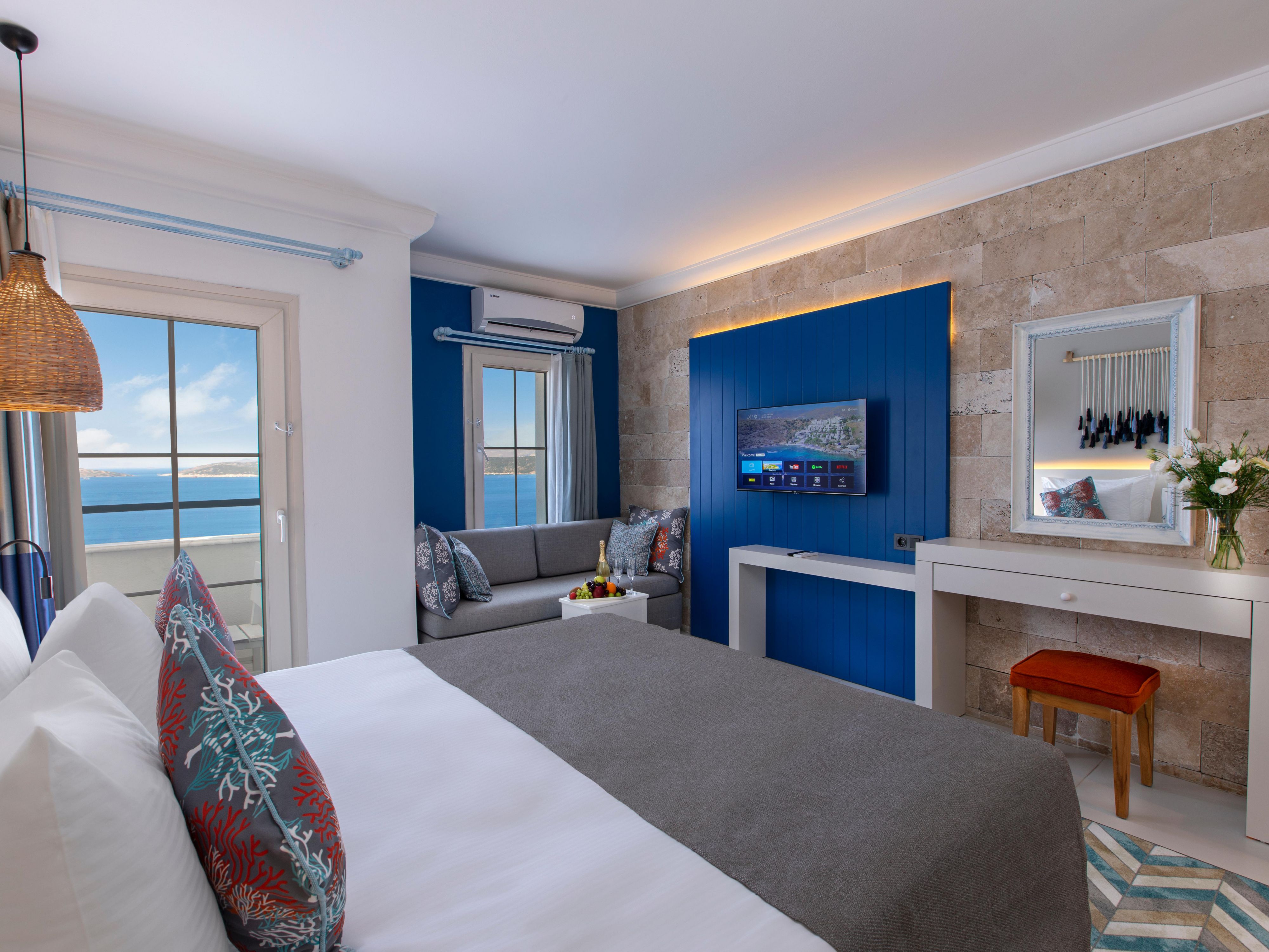 We are at your service with our spacious and renovated rooms with unique views and comfort where you will feel at home.