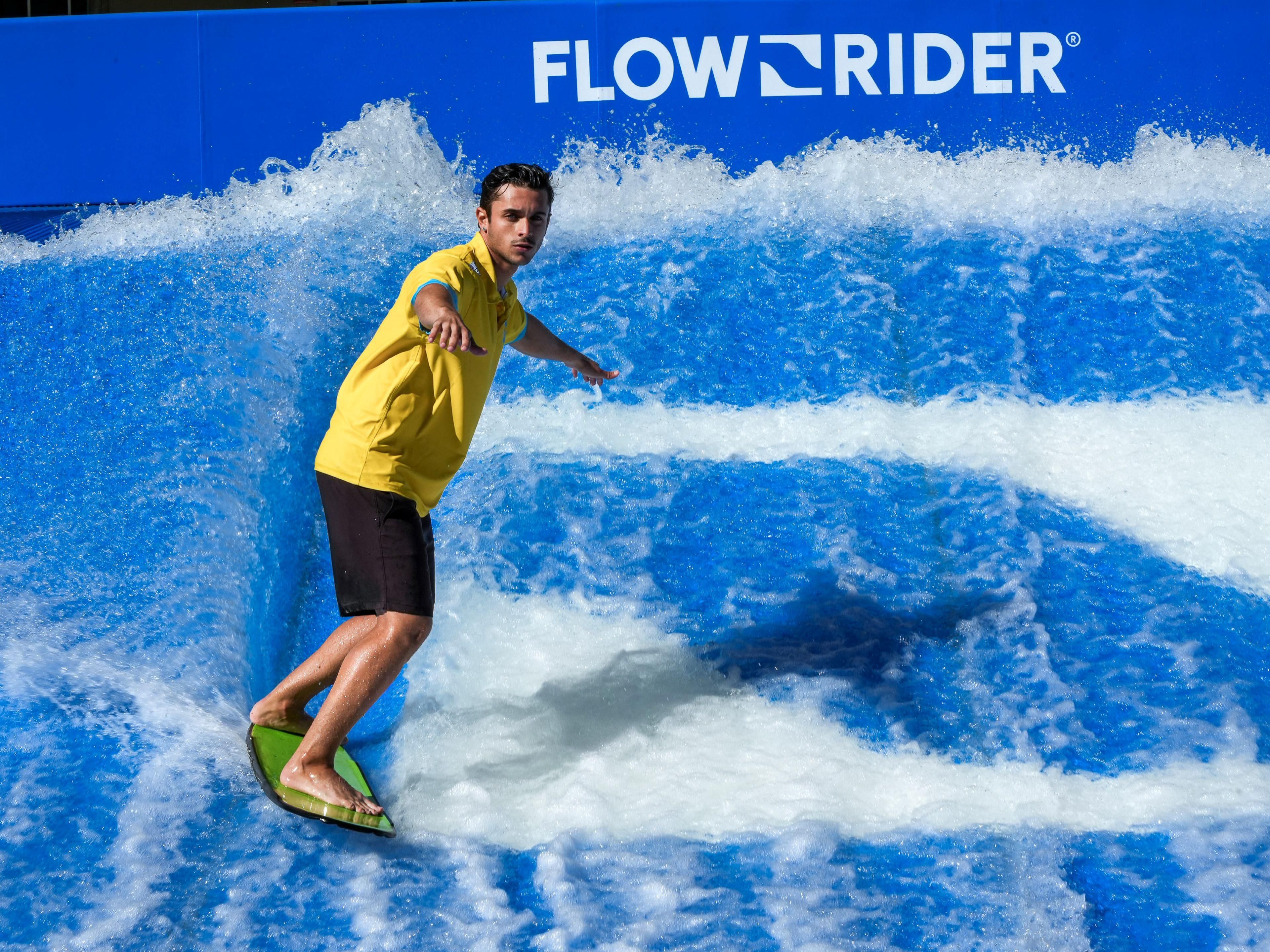 استمتع بأقل الأسعار ورسوم المنتجع مع الإقامة في جناح عائلي. يشمل صف السيارة ذاتيًا لسيارة واحدة وبوفيه إفطار يومي في مقهى ليكسايد لشخصين بالغين وطفلين أقل من 11. بالإضافة إلى ذلك، استمتع بالدخول غير المحدود إلى Surf & Splash Waterpark، بما في ذلك IHG One Rewards Access®.