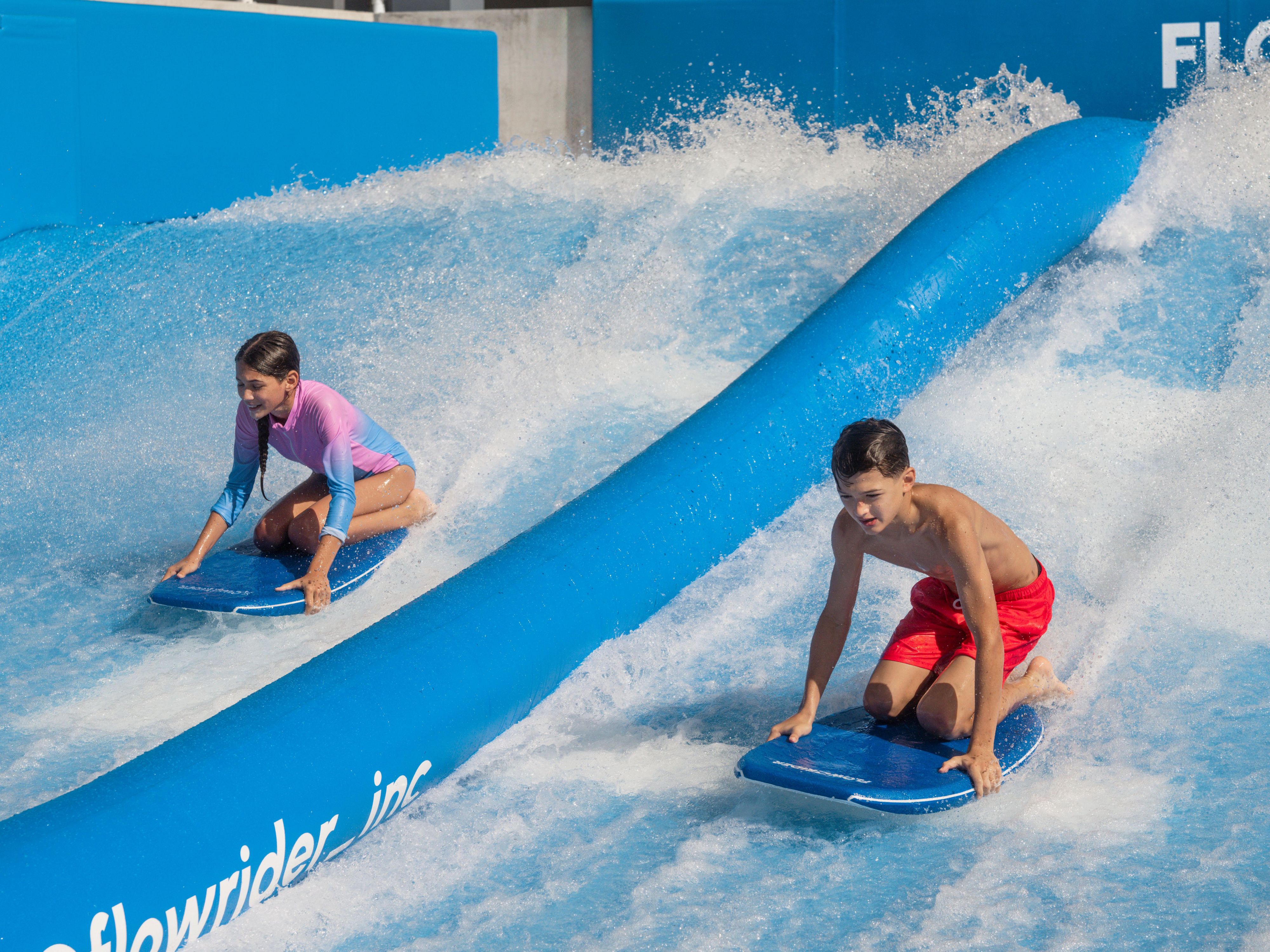 اركب الموجة على موقعنا الجديد FlowRider