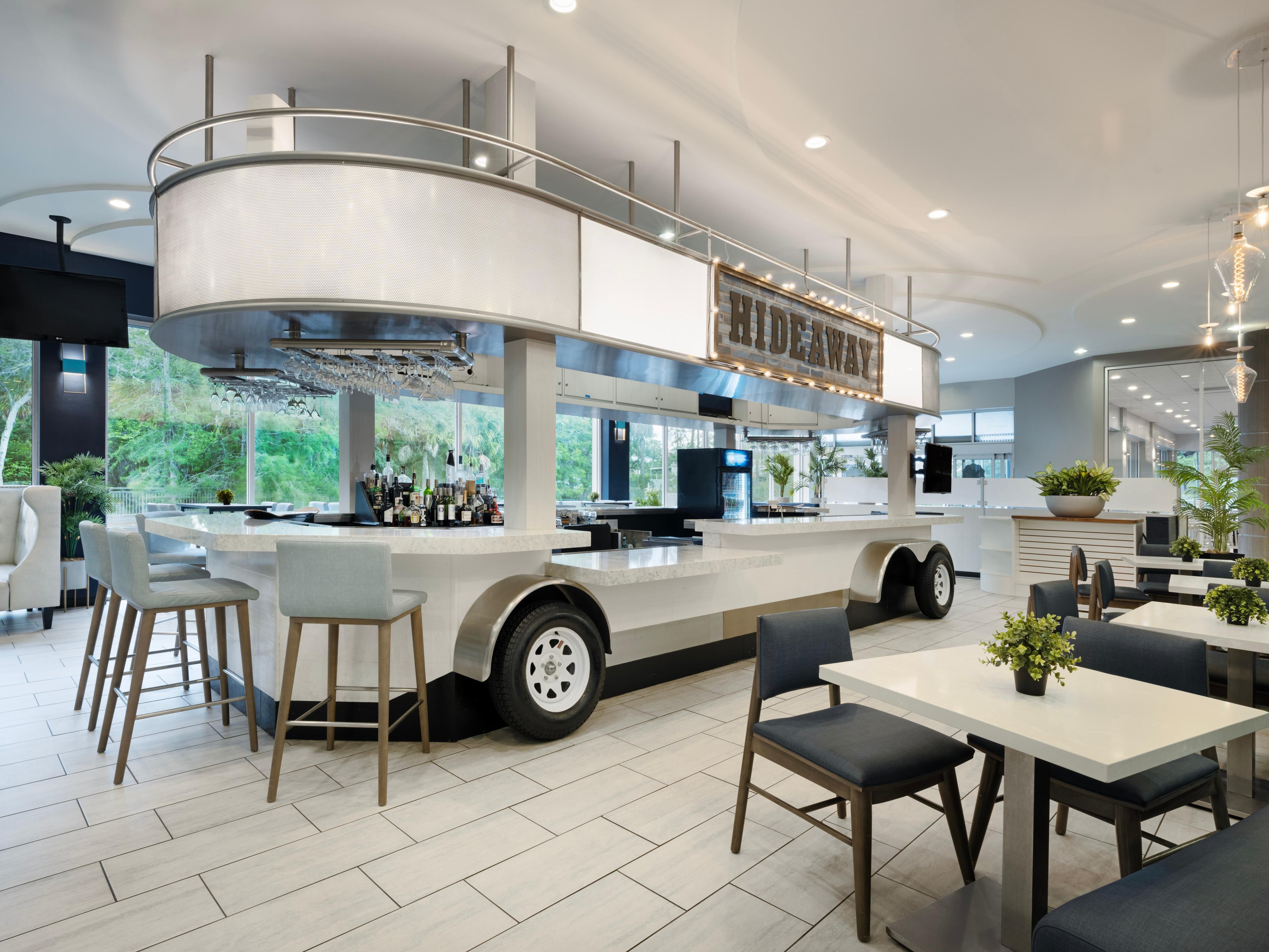 ¿Tienes hambre después de un día en la piscina o en el parque temático? Elija entre bocados rápidos como tacos y pizza hasta comidas sentadas con todos los aderezos. Desde nuestro desayuno buffet hasta nuestros cócteles exclusivos, hay algo sabroso para todos los gustos, sin necesidad de salir del resort.