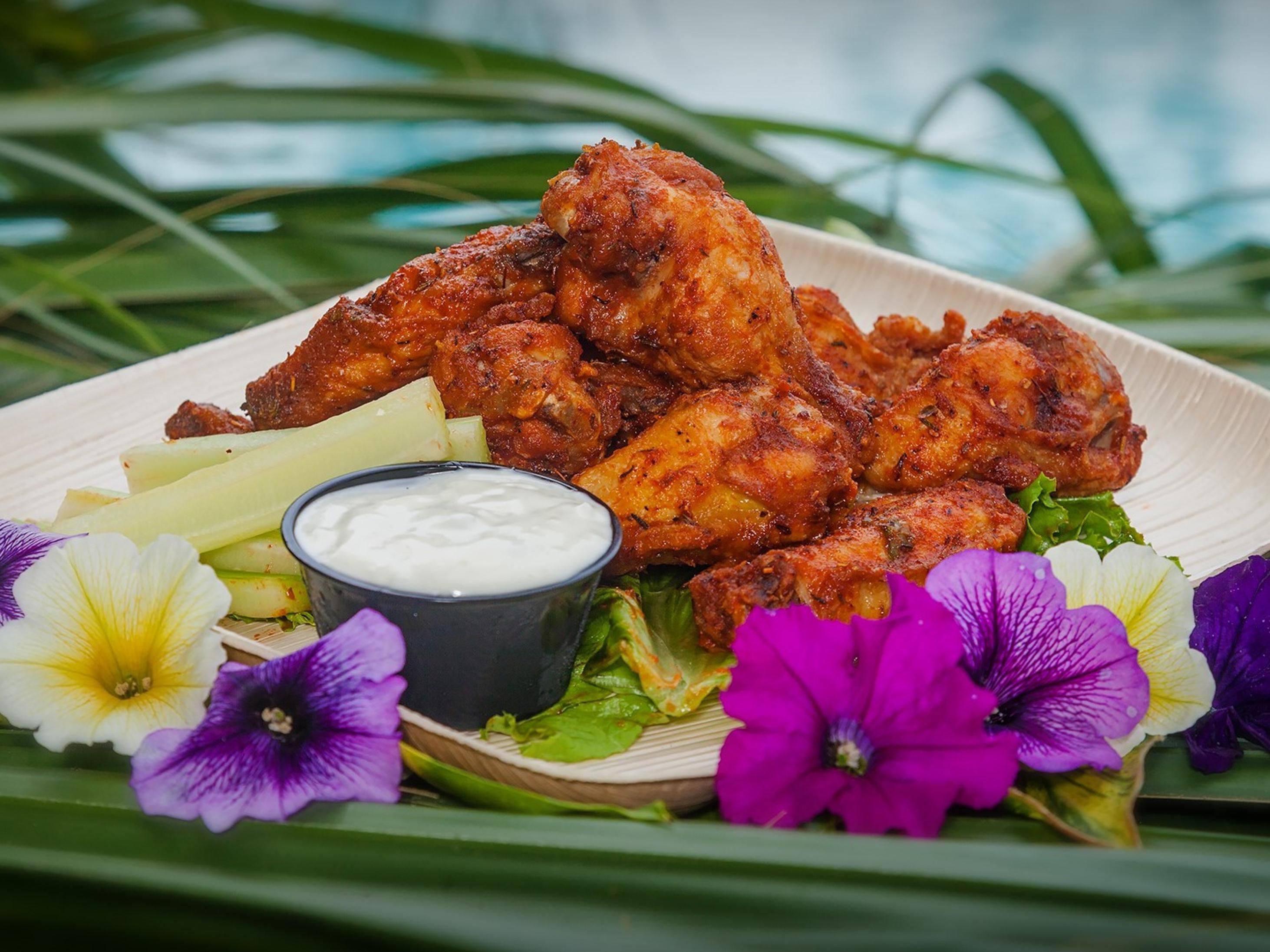 Benamkan diri Anda dalam liburan santai di hotel Panama City Beach kami dengan Paket masa inap & Bersantap. Nikmati empat voucer makan harian ditambah minuman ringan yang menyegarkan setiap hari di Bamboo Grill, di tepi kolam renang, dan hanya beberapa langkah dari kamar Anda. Baik bersantai setelah pantai atau menikmati berenang yang menyegarkan, nikmati hidangan lezat dalam suasana santai dan mengundang.