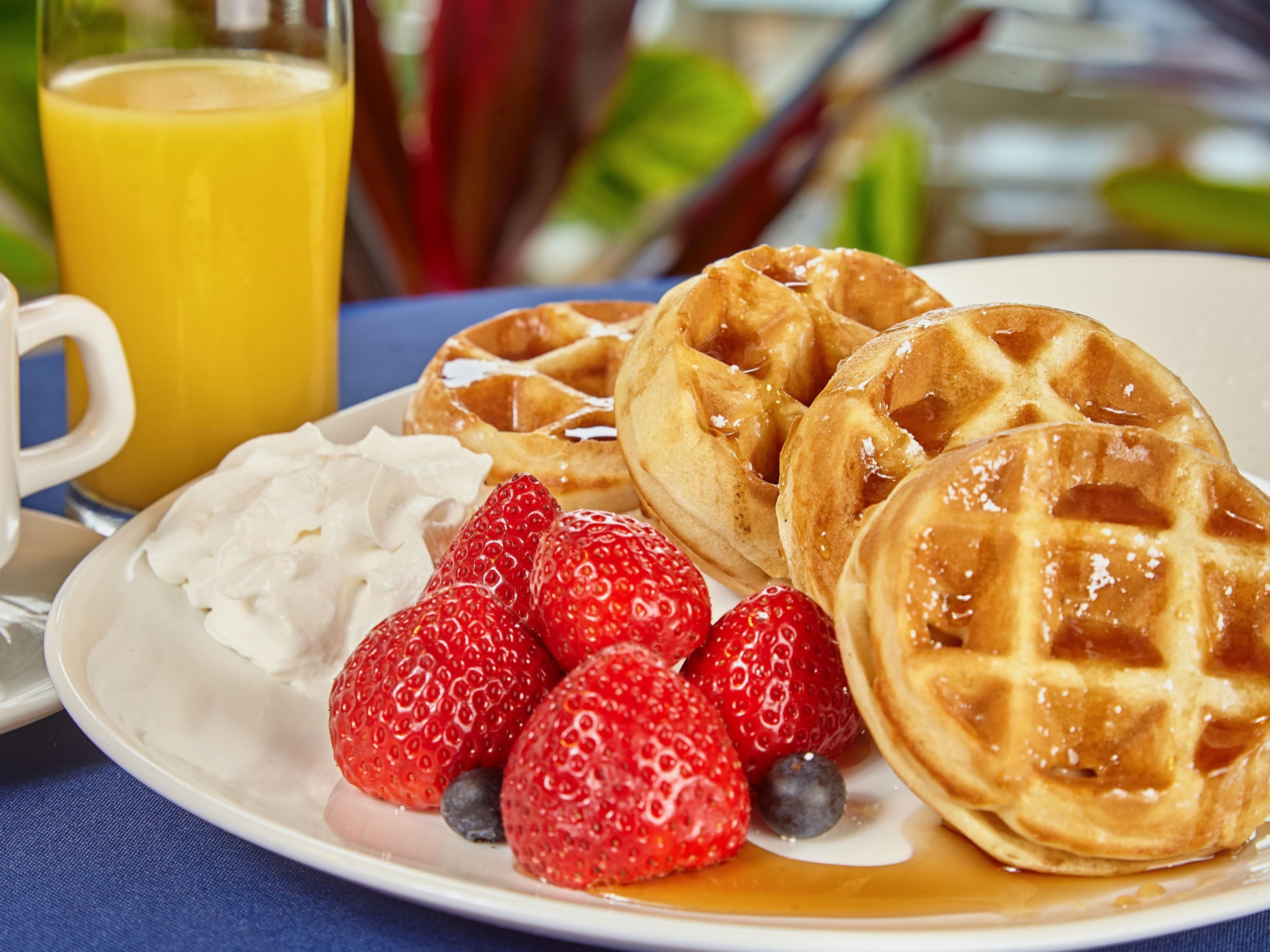 Mencari cara sempurna untuk memulai hari Anda? Pesan kamar di hotel Panama City Beach kami dengan paket sarapan kami! Baik bepergian untuk bisnis atau liburan, nikmati makan pagi yang lezat sebelum keluar untuk menjelajahi atraksi lokal populer seperti Pier Park, Legacy Golf Club, atau kesenangan ramah keluarga di WonderWorks. 