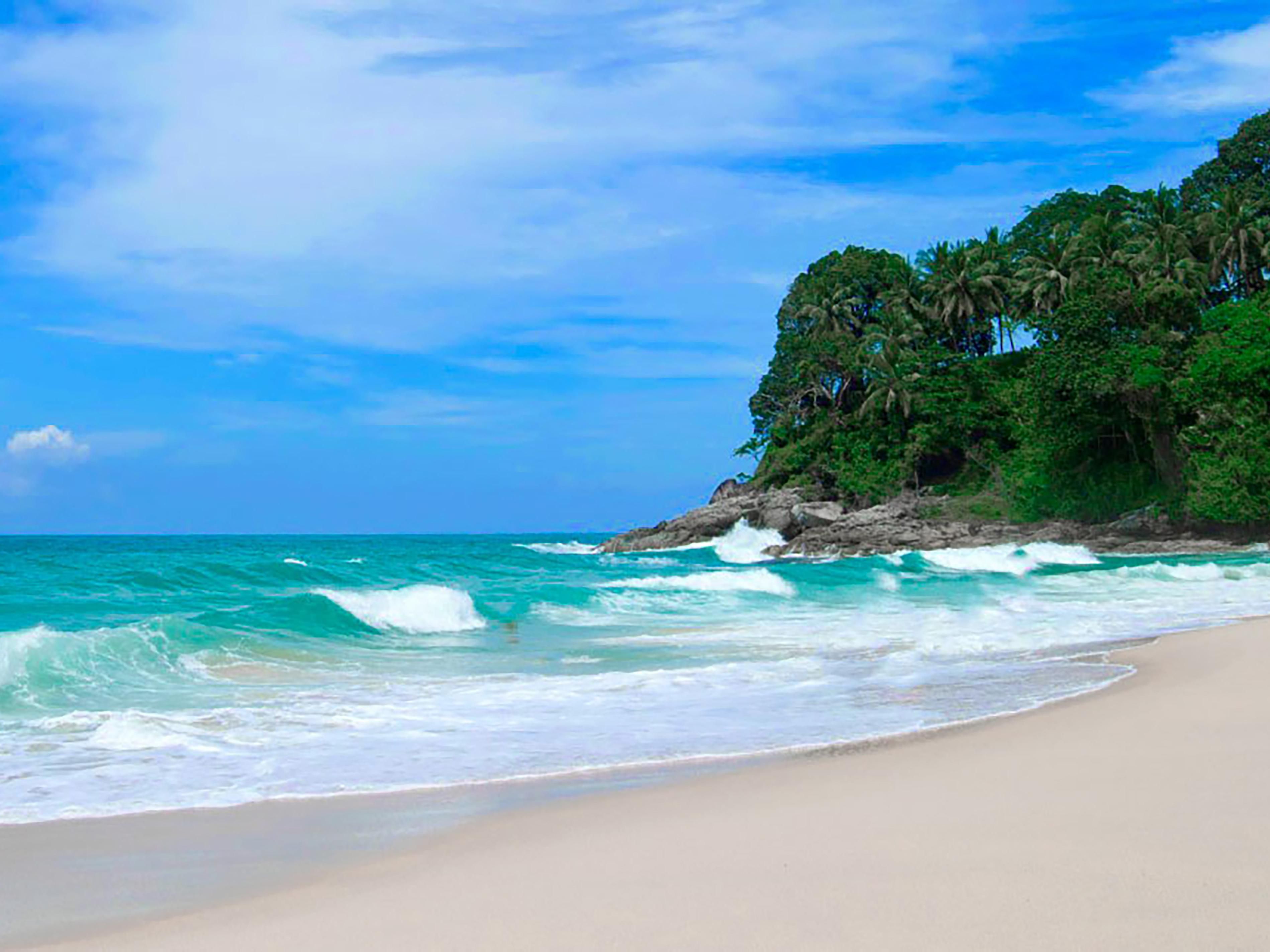 Discover a tranquil haven at Holiday Inn Resort Phuket Surin Beach, just steps from the pristine white sands and turquoise waters of Surin Beach. Ideally situated, the resort is only 25 minutes from Phuket International Airport and the vibrant Patong area, making it the perfect base for relaxation and exploration.