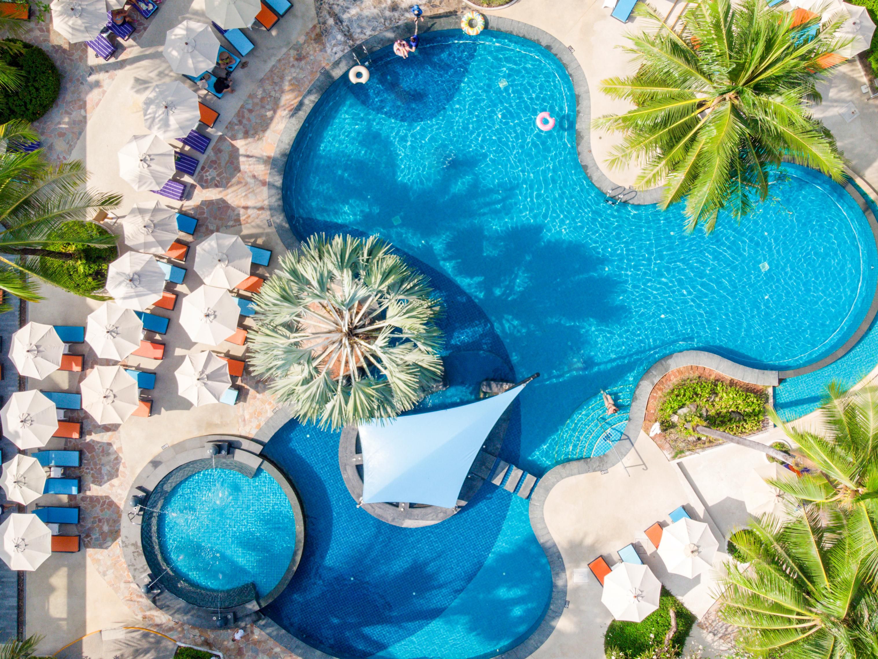 Sumérjase en un mundo de ocio y lujo en nuestras seis piscinas cristalinas. Las familias disfrutan de la diversión bajo el sol en nuestra piscina para niños, mientras que los huéspedes de nuestra ala Busakorn disfrutan de acceso exclusivo a las dos impresionantes piscinas ubicadas en amplios jardines tropicales y saborean un oasis exclusivo con un bar en la piscina.