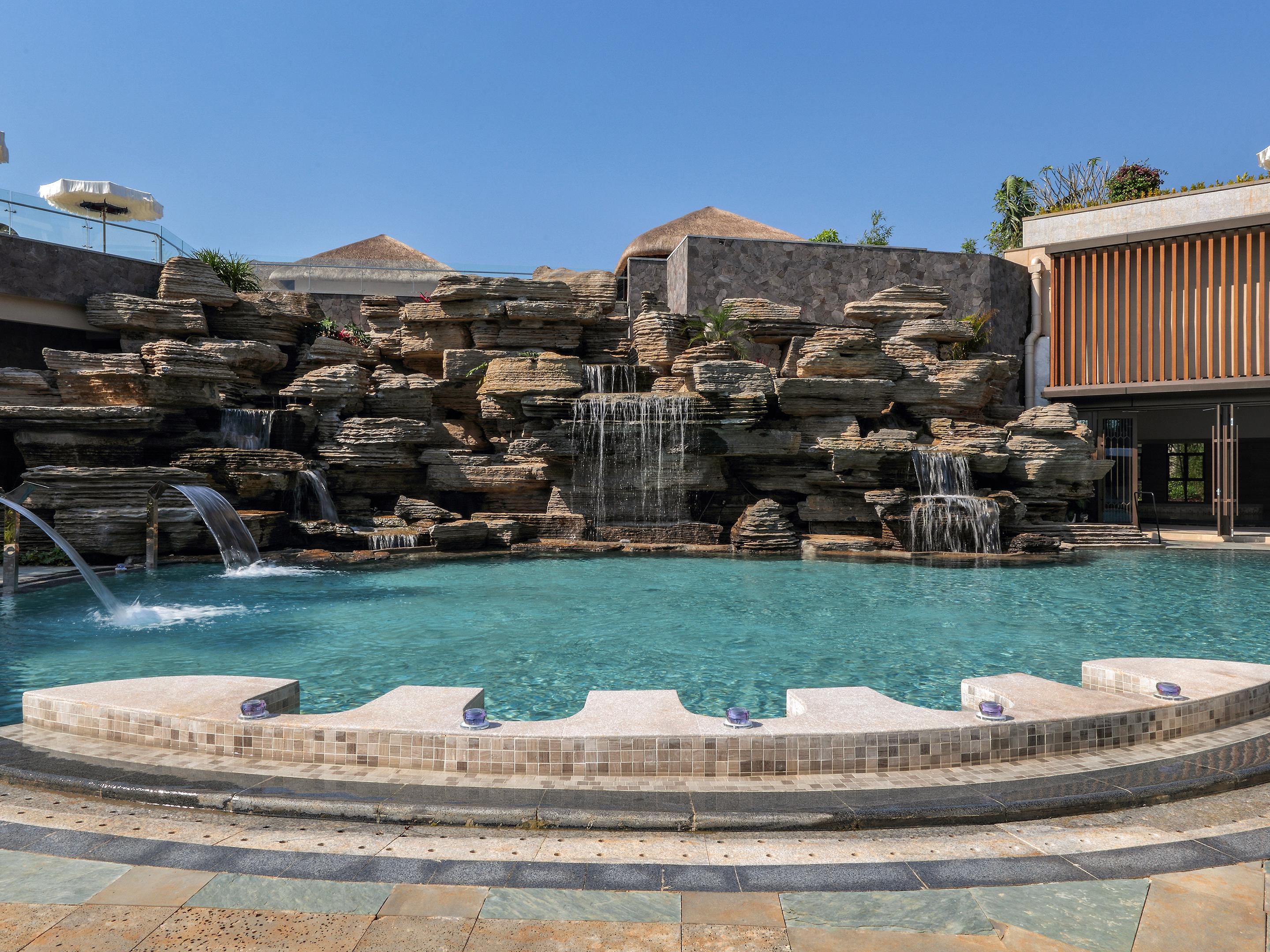 The hotel has 25 indoor and outdoor hot spring bath pools, scattered in the park providing not just beautiful scenery but privacy as well, suitable for small gatherings. The indoor "kara vitality spa pool" is spacious and can accommodate multiple groups of families for leisure and entertainment. Welcome to Holiday Inn Resort Qionghai Guantang.