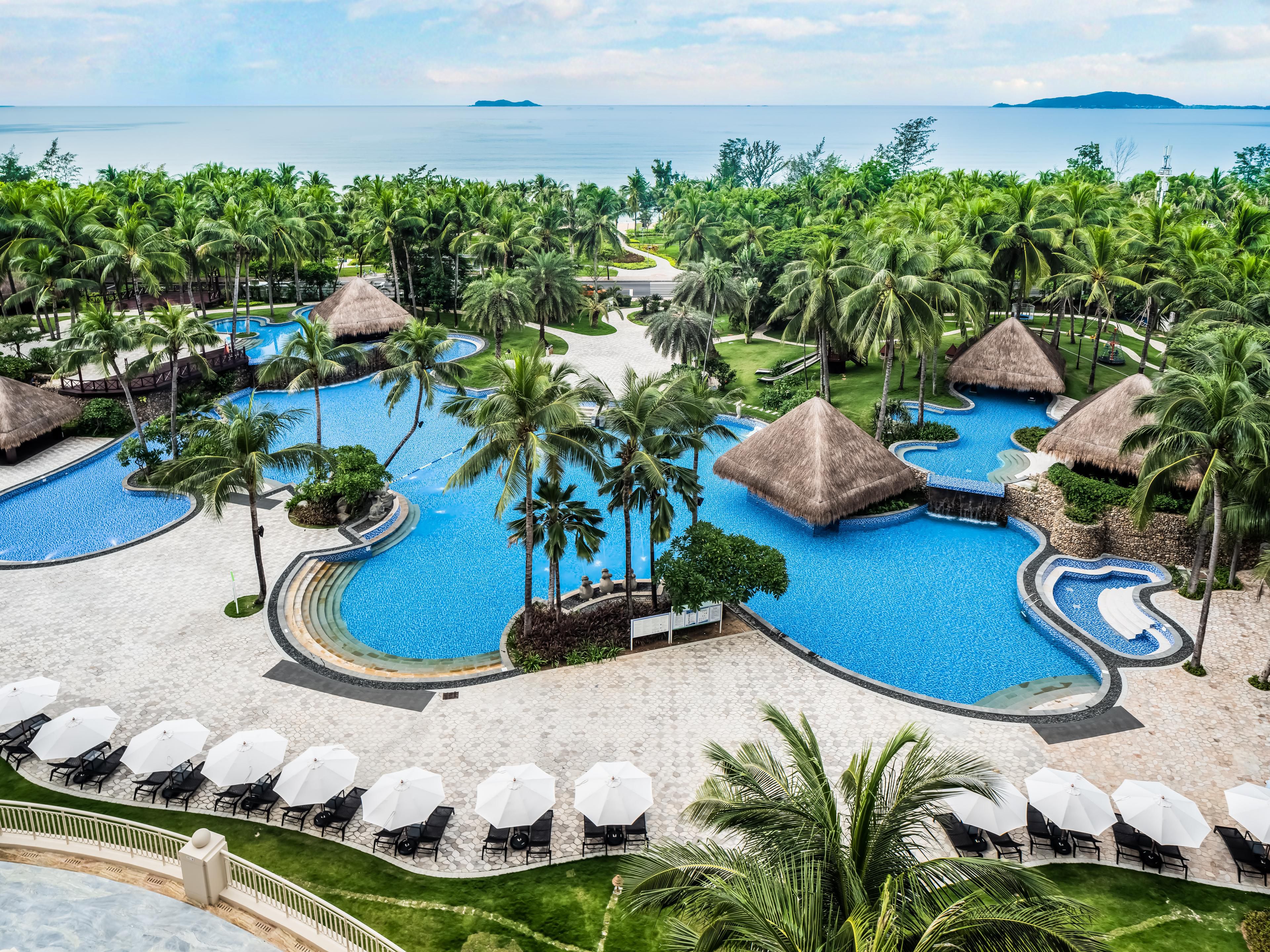 Holiday inn suites yalong bay. Yuhai International Resort 4 Китай Хайнань. International Asia Pacific Convention Center Sanya 5*. Sanya Bay. Yuhai International Resort.