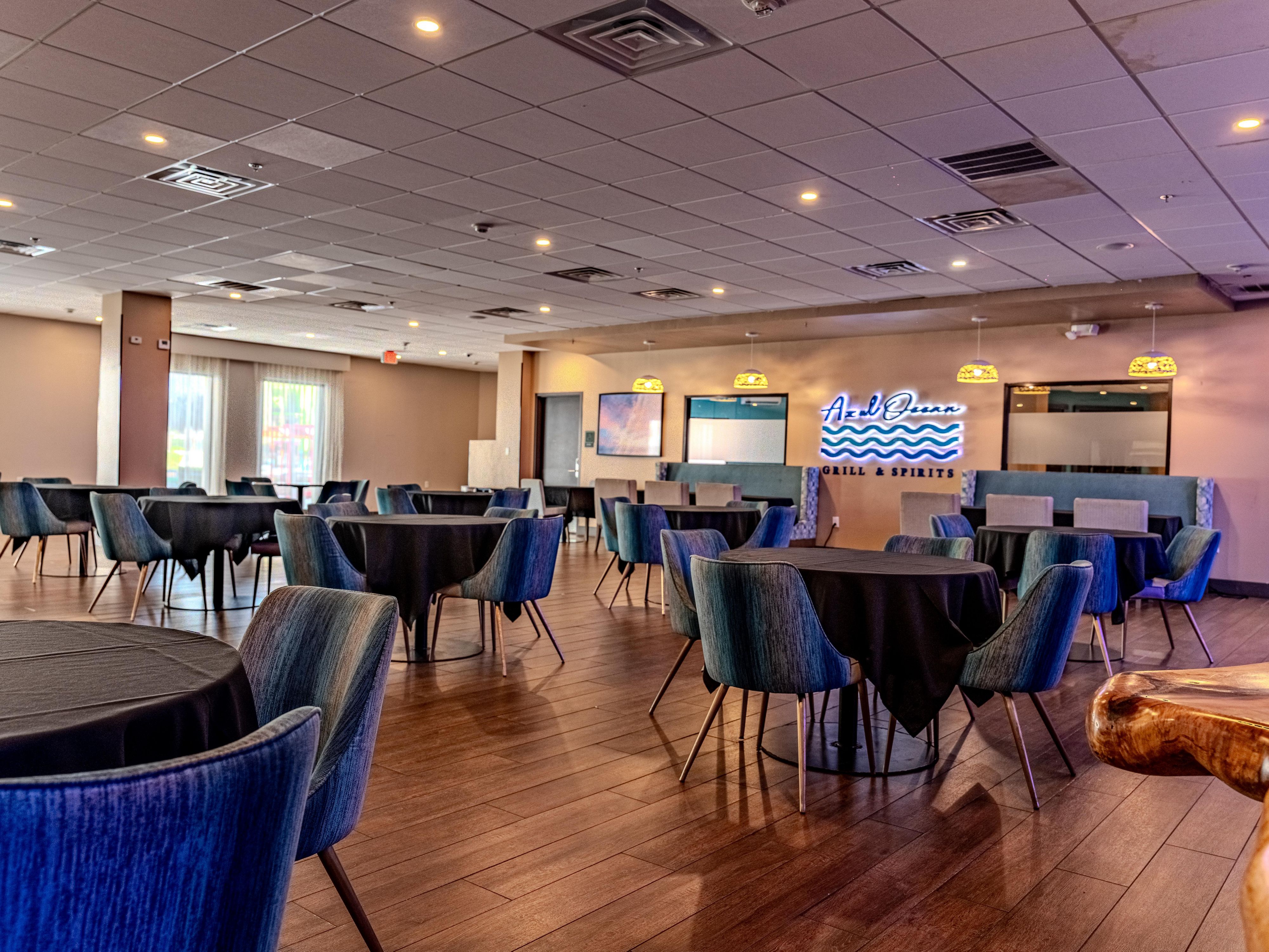 Treat yourself at Holiday Inn Resort South Padre Island with two amazing onsite spots! Inside, Azul Ocean Grill & Spirits offers tasty seafood specialties and handcrafted cocktails, while just steps away, Seaside Bar & Grill serves up casual, crave-worthy American, Mexican, and fresh seafood favorites right on the beach.