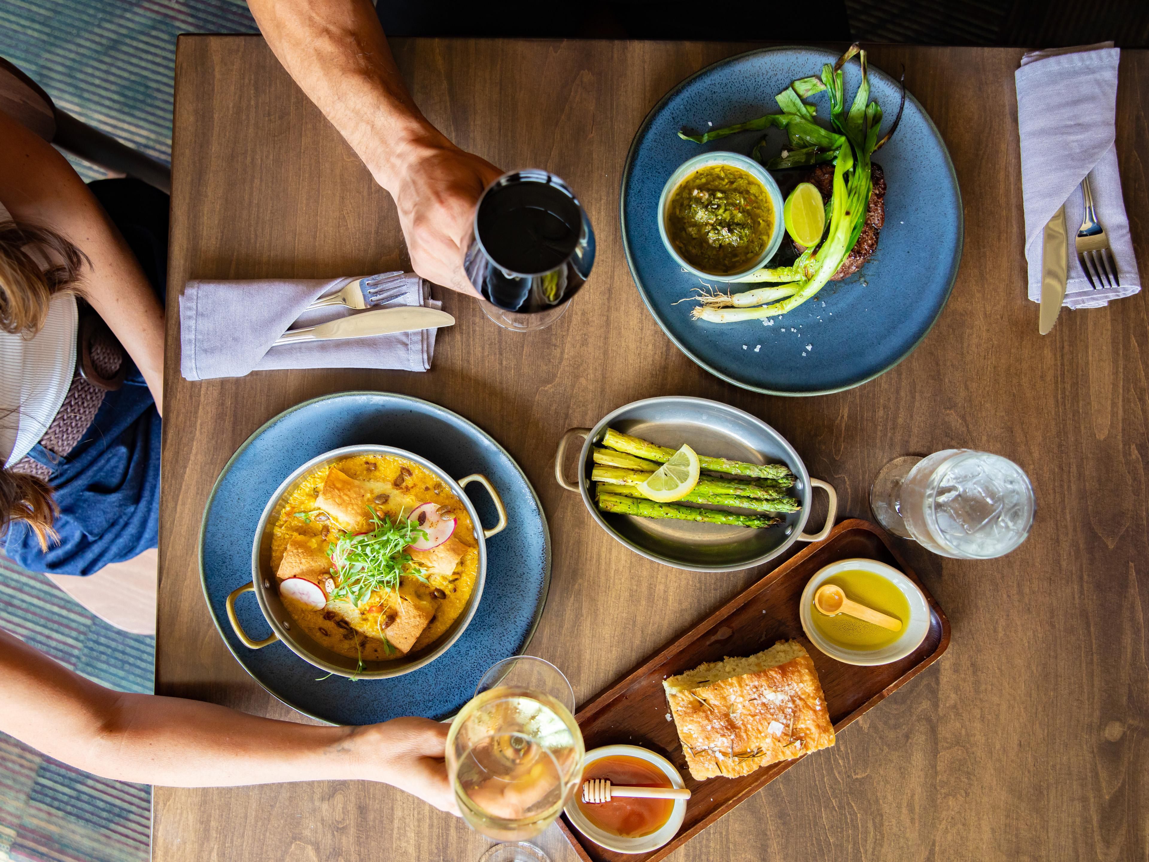 استمتع بأربعة خيارات تناول الطعام رائعة! ابدأ بإفطار شهي في غرفة كانيون، وتذوق وجبات العشاء الراقية في ديزرت لاونج + جريل، أو احصل على مفضلات الحانة في سكوير بوب + سوشال، أو استرخ مع الوجبات الخفيفة بجانب المسبح في مسبح Watchtower + الفناء. قوائم الطعام المتنوعة والراحة الكبيرة تجعل كل وجبة مميزة. يرجى ملاحظة أن بعض مطاعمنا تغلق أبوابها بشكل موسمي.