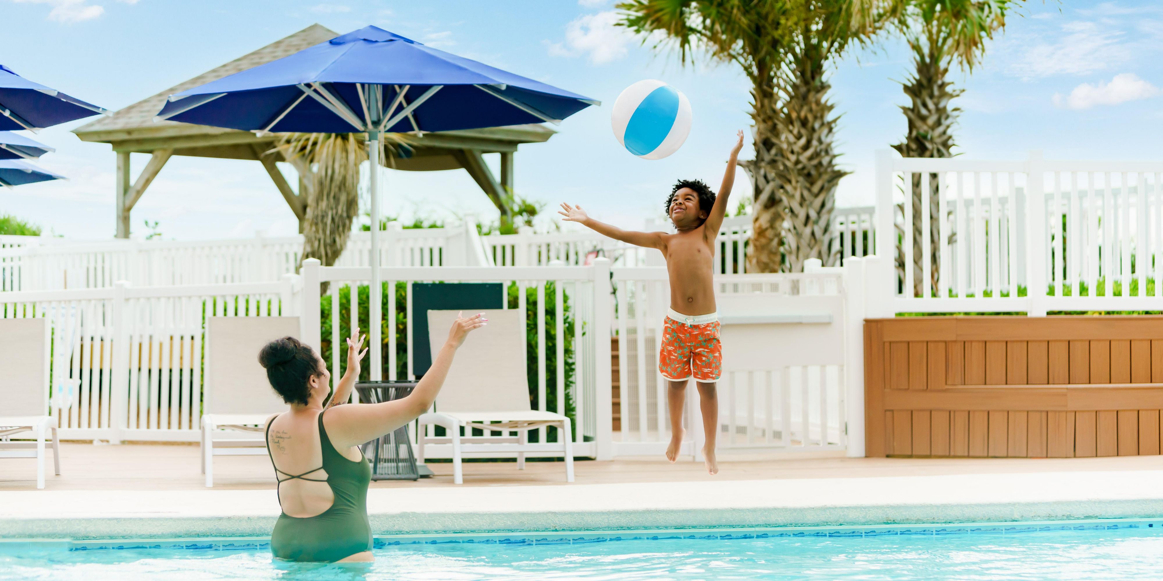 Tiempo de calidad en familia junto a la piscina