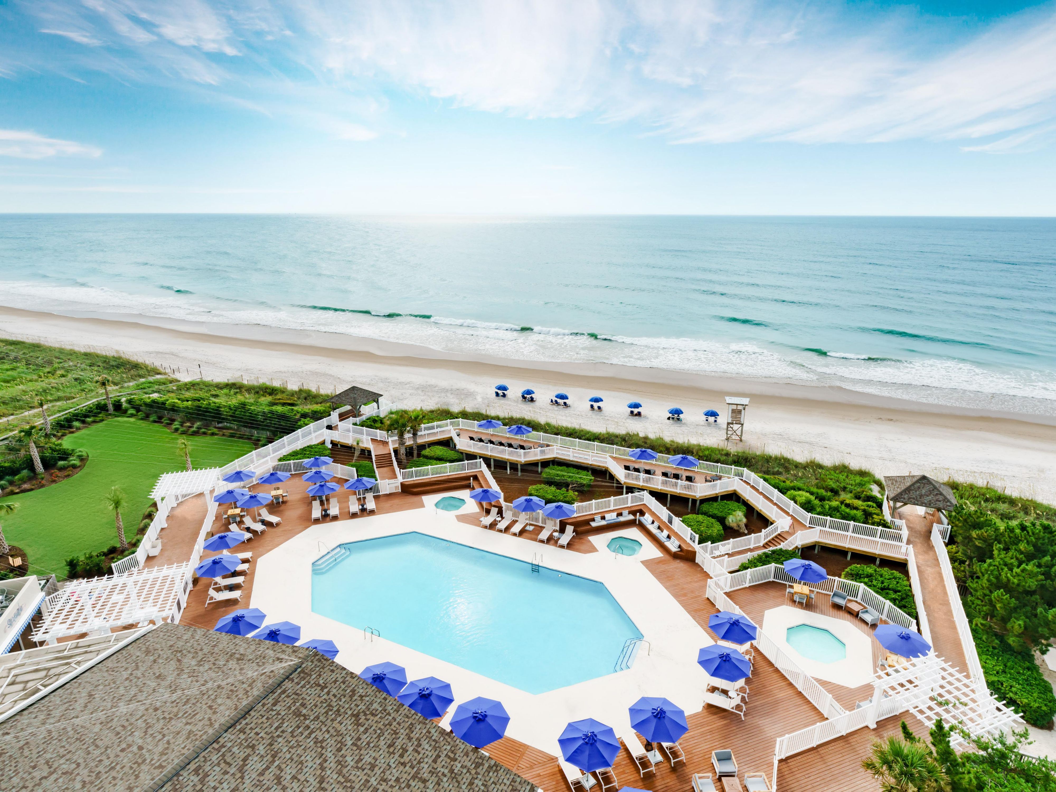 Nuestro resort frente al mar ofrece a sus huéspedes la opción de alquilar sillas de playa y sombrillas. Si está tomando un descanso de la playa, disfrute de una de nuestras 3 piscinas cubiertas y al aire libre o jacuzzis.