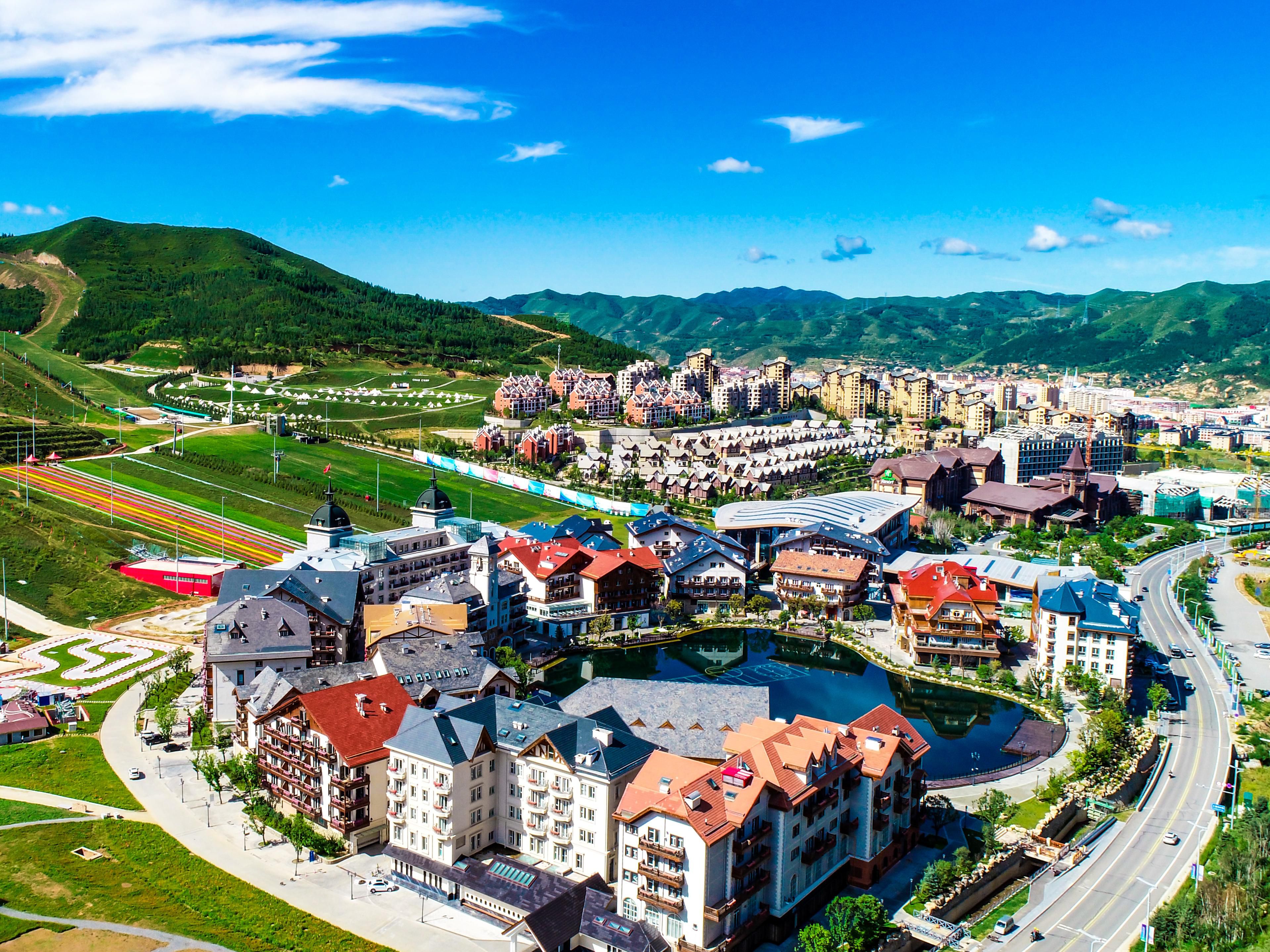 The hotel is within Fulong Four Seasons Town, where you can ski in winter and avoid the heat in summer, and it is suitable for parent-child check-in.