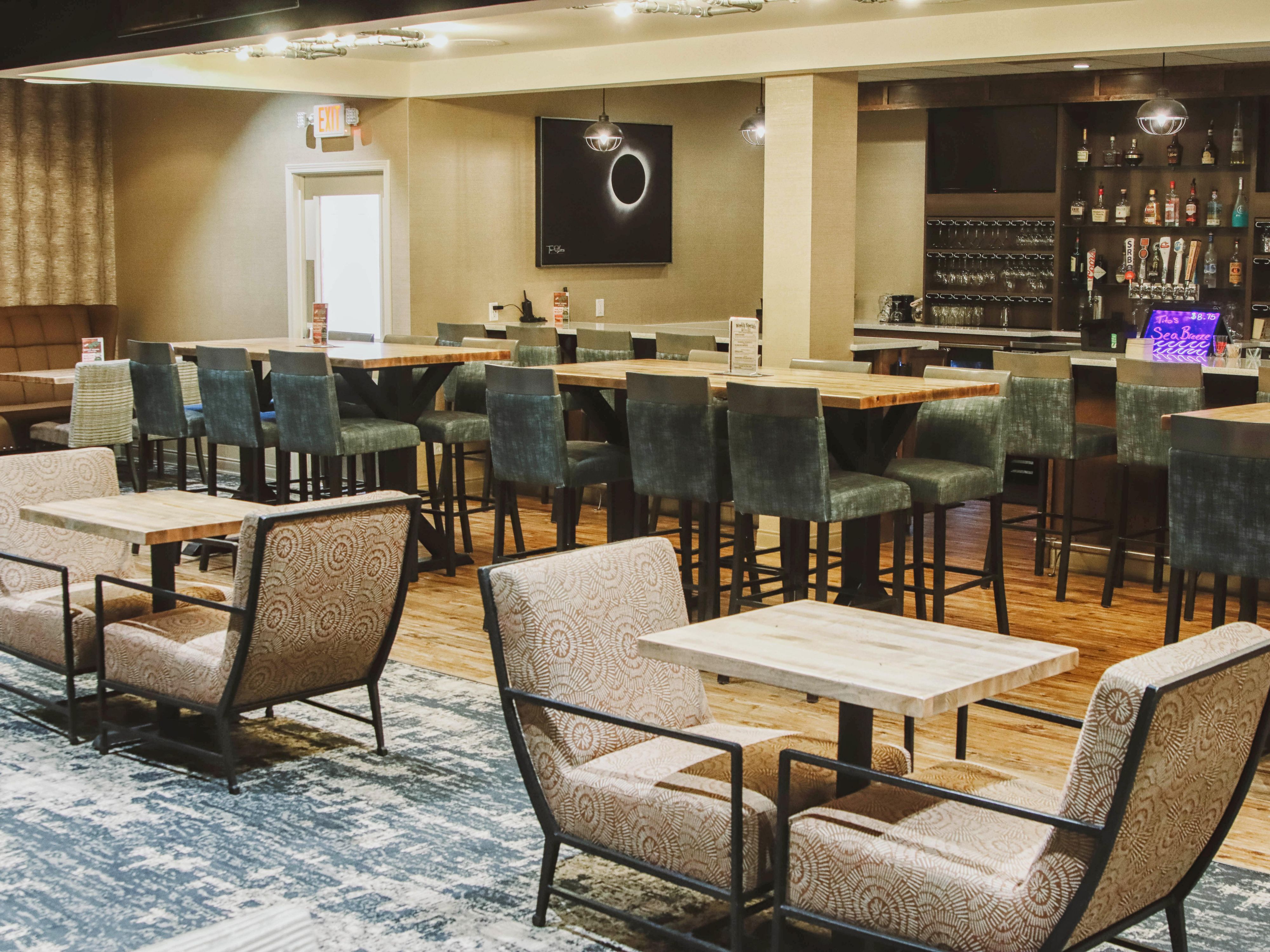 Come over to our on-site lounge and enjoy a drink and appetizer or even grab some dinner from 5pm until 10pm. Four flat screen TV's in our comfortable lounge for you to watch sports or just keep up on the news. 