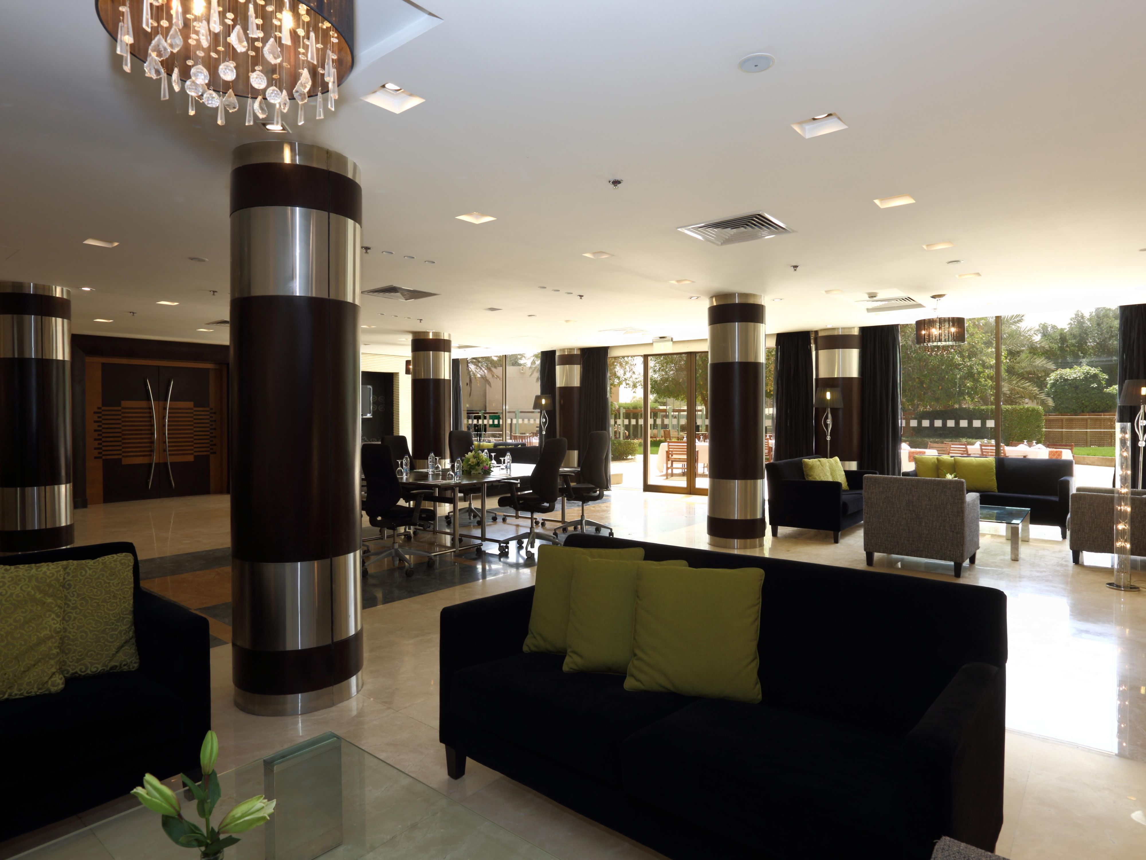 Ideal place for business and casual meetings, where you can meet your guests and enjoy a freshly baked croissant with coffee, tea or hot chocolate, gourmet sandwiches, and delicious cakes with fresh juices. Or even indulge in a scoop of ice cream!