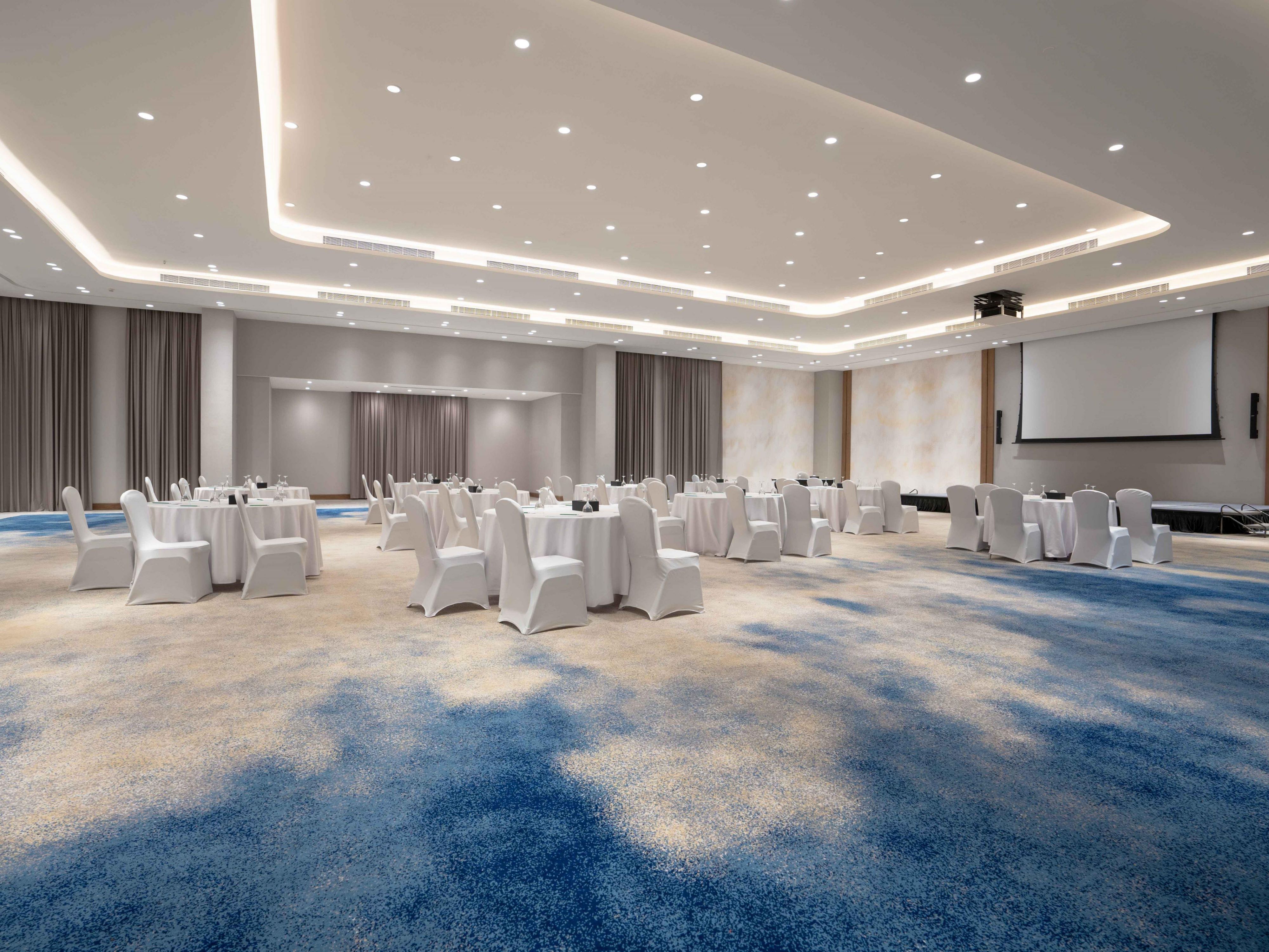 Expertly designed to cater every need, our hotel has two separate entrances. The main entrance access to the accommodation and leisure facilities. The second entrance allows access to the event venues: the banquet halls, a range of fully equipped and flexible meeting rooms, all with ample natural light, plus pre-function areas for coffee breaks.