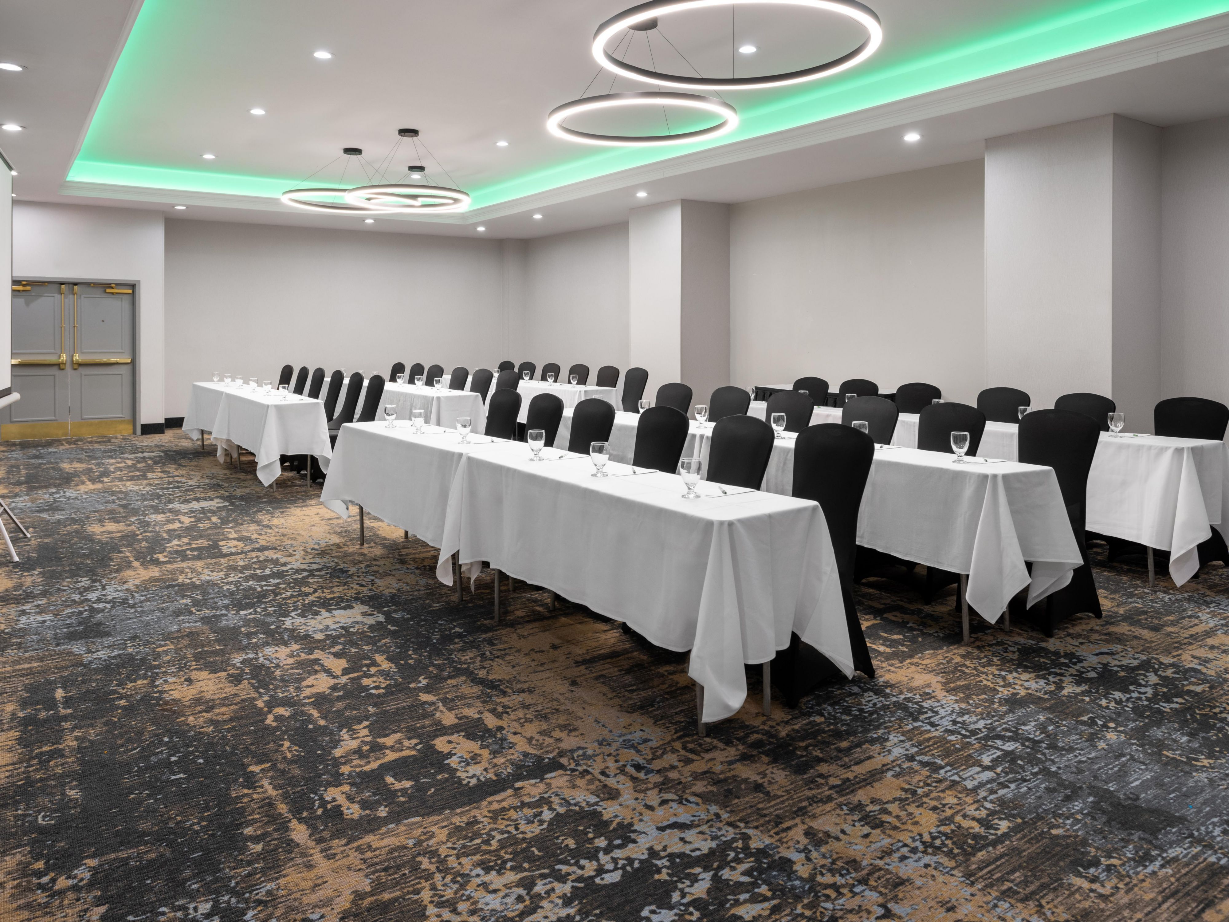 ¿Está planeando organizar una reunión o evento en Roanoke, VA? No te preocupes, lo tenemos cubierto. Nuestro hotel ofrece más de 9,000 pies cuadrados de espacio flexible para eventos que se puede adaptar a sus necesidades específicas. Planificar tu próximo evento nunca ha sido tan fácil. Contáctanos hoy.