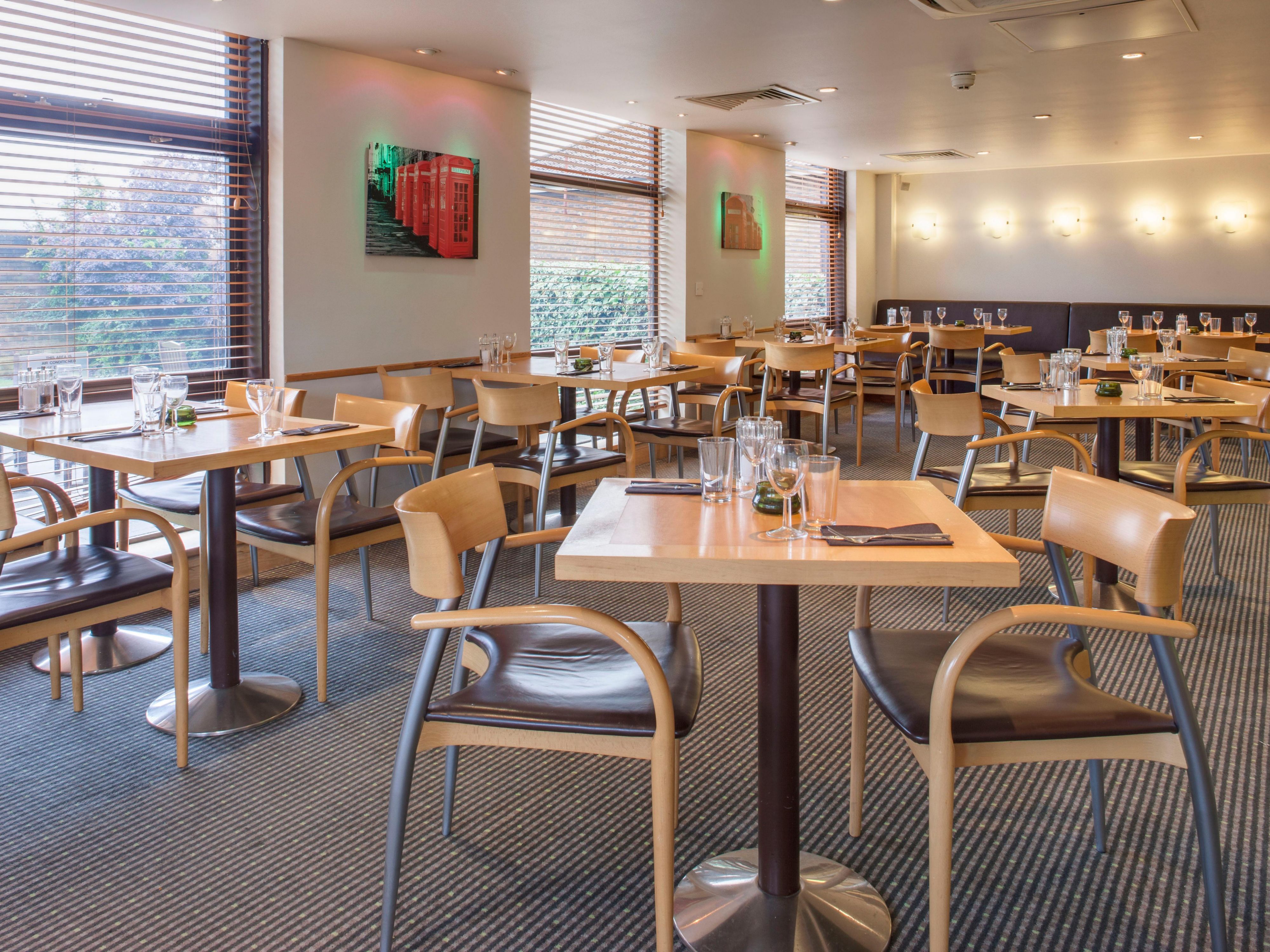 Hotels Near Airport: Holiday Inn Rochester - Chatham