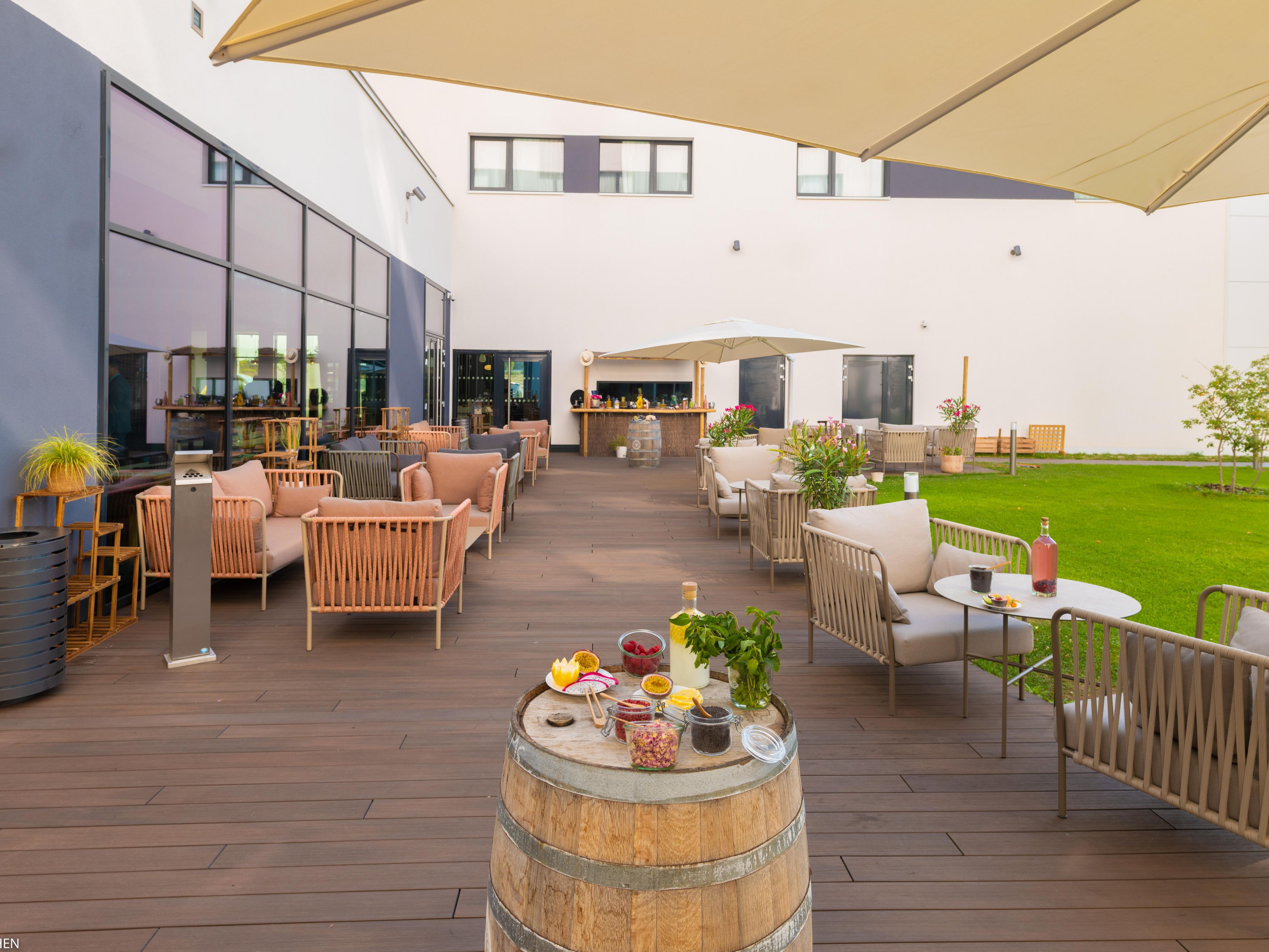 holiday inn hotel dining