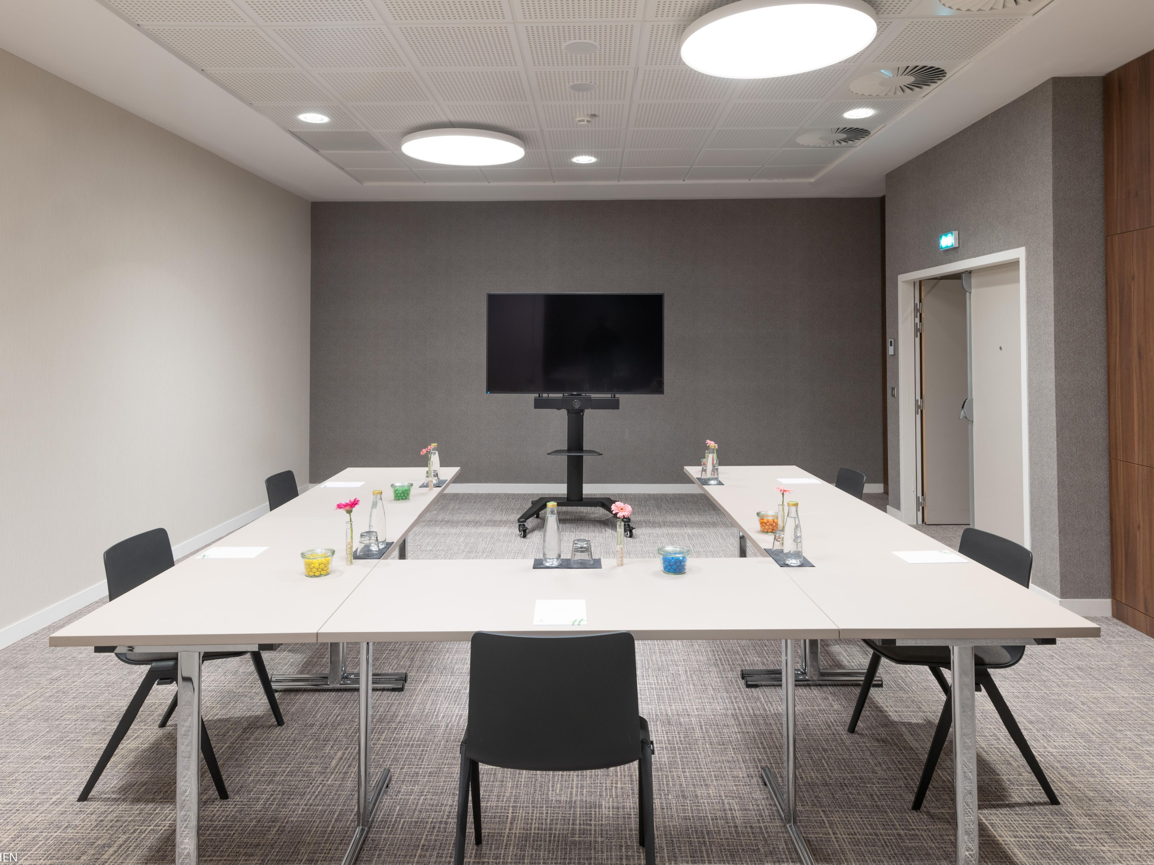 Enjoy 705 square metres of meeting space and eight flexible meeting rooms with daylight. Heathrow Plenary Room, measuring 400 square metres, is a flexible divisible into four spaces and can accommodate up to 350 people in theater setup.