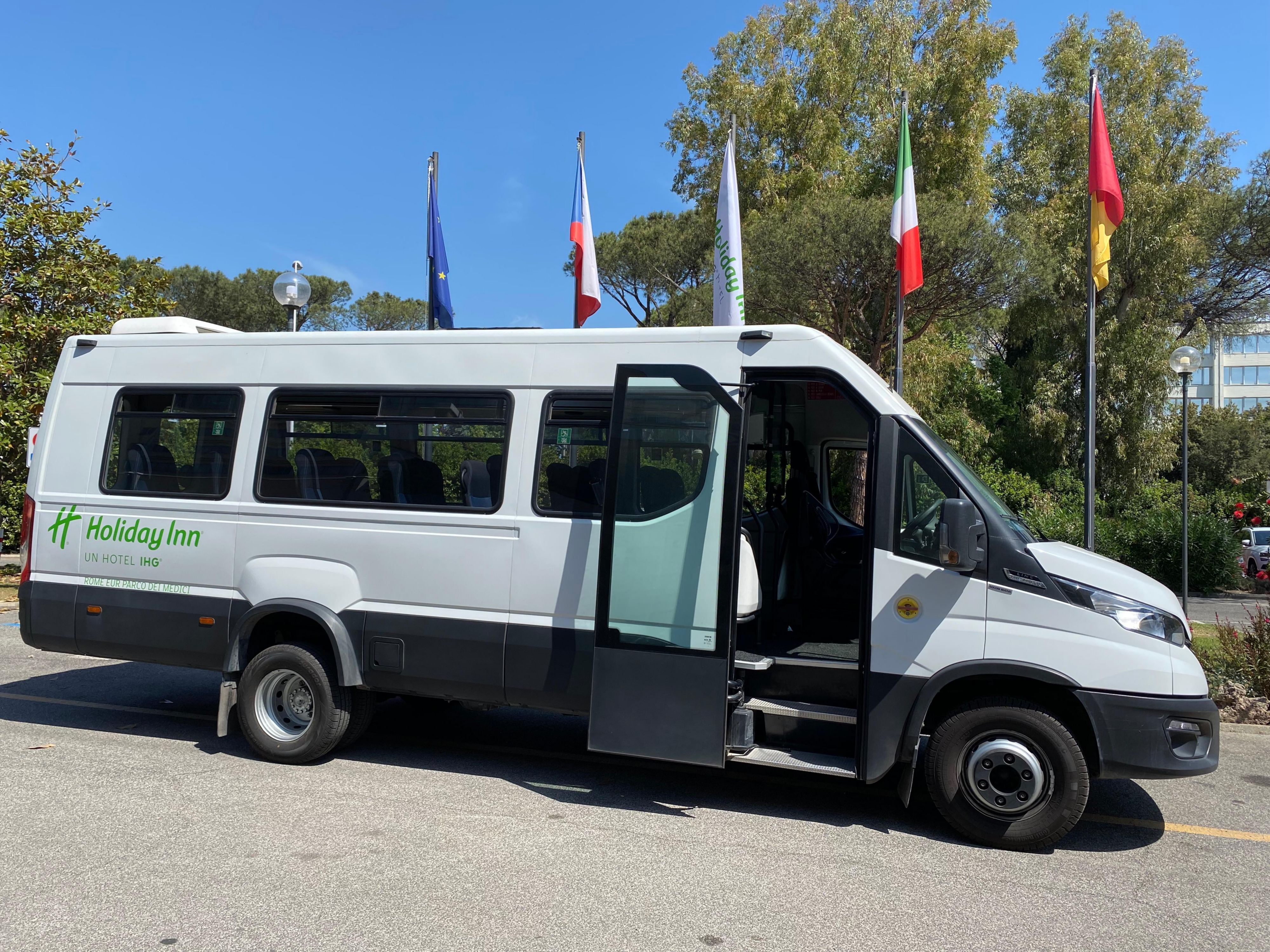 Every day, free shuttle bus rides from the FCO airport to the hotel are available at predetermined times. Contact the hotel for details of the timing and to reserve your seat.