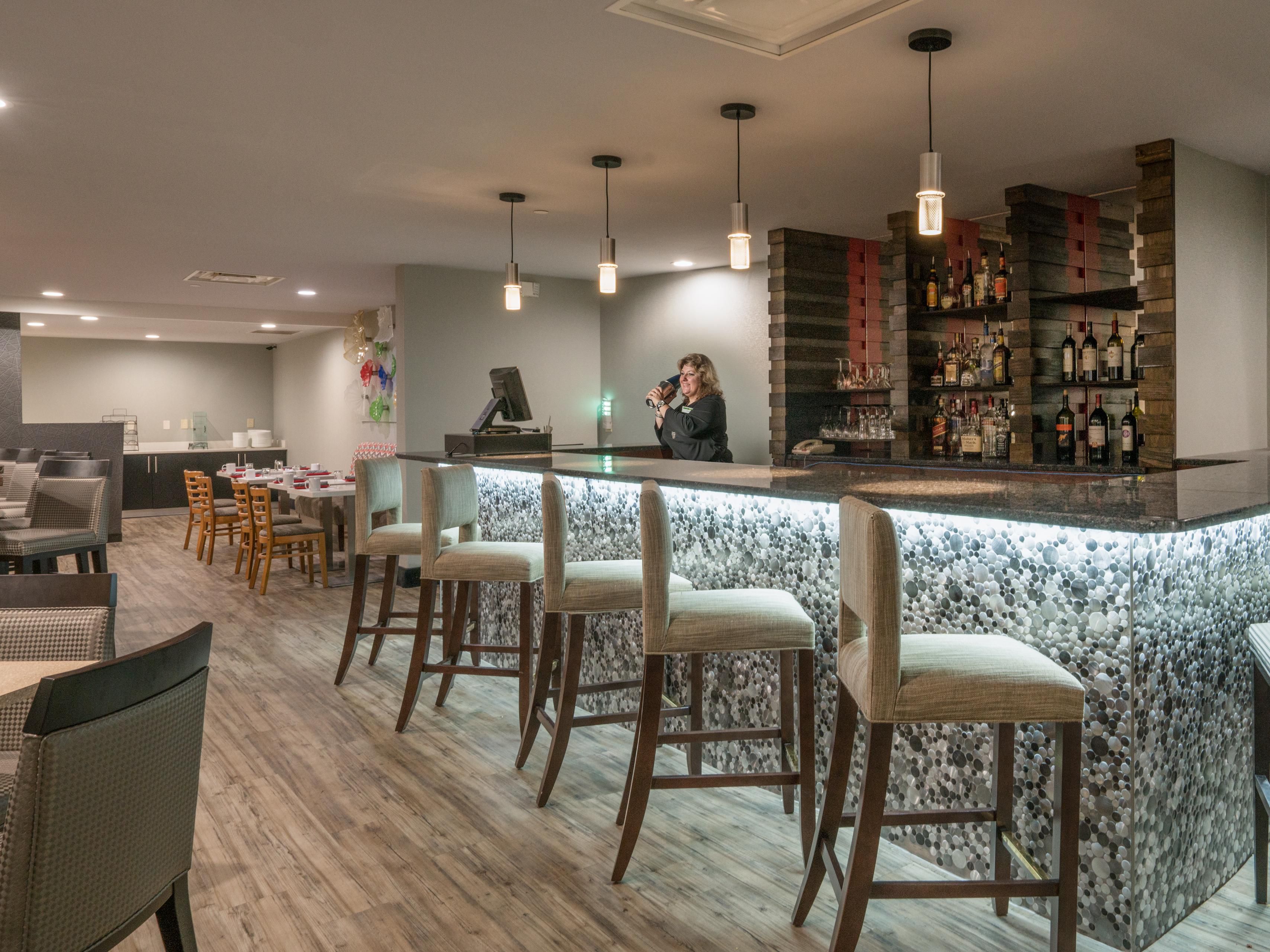 Venha visitar o nosso restaurante e bar para tomar uma bebida diária e jantar especiais.