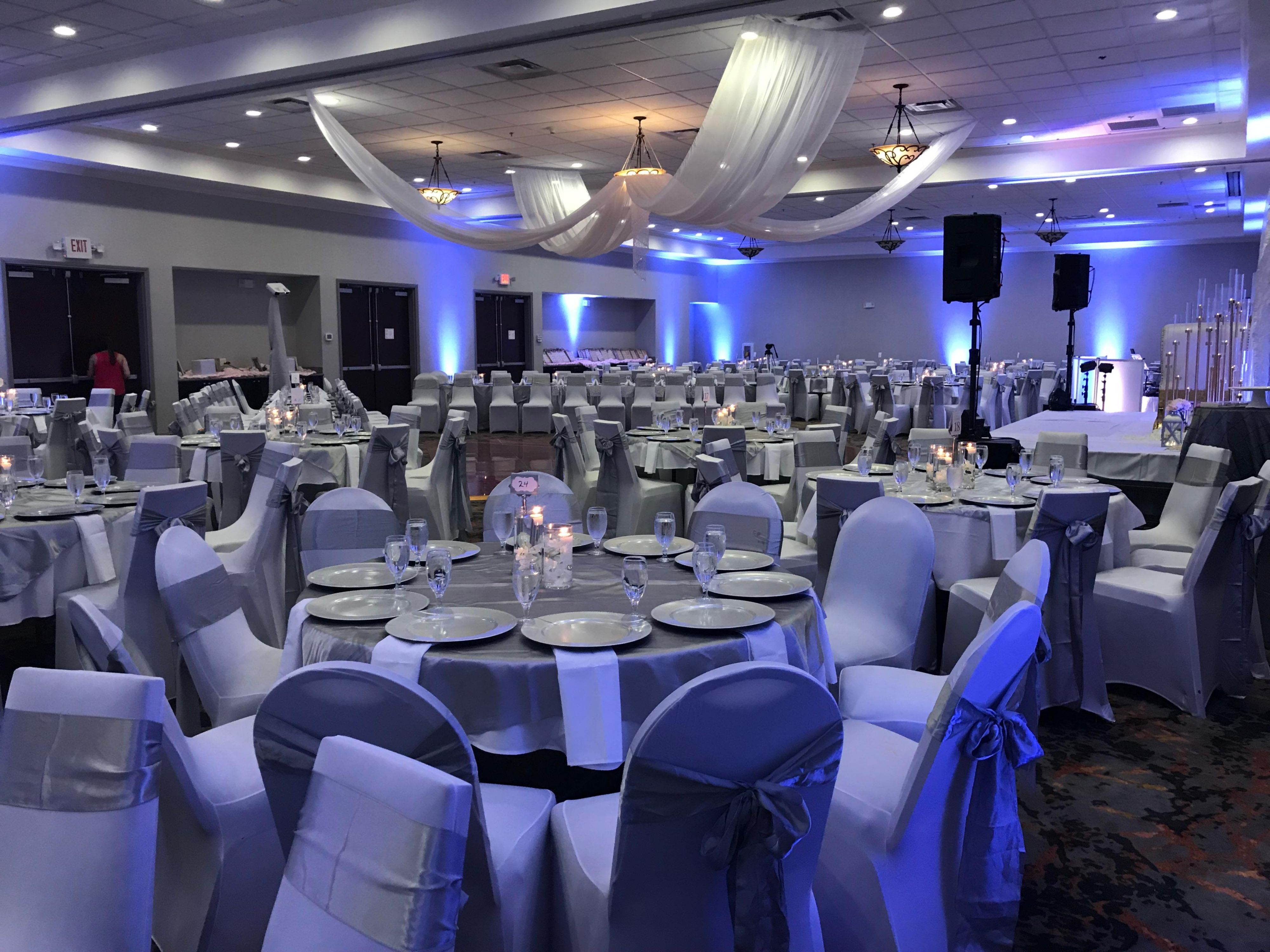 Estamos a menos de 5 milhas da maioria dos locais de casamento em Roswell-Naylor Hall,Primrose chalé, Roswell Mill, Roswell River Landing. Fale com nosso especialista em casamentos para saber mais sobre benefícios para grupos de casamentos, como transporte gratuito, suíte Bride & Groom gratuita. O espaço para eventos pode acomodar até 300 pessoas, então deixe-nos cuidar de todas as suas necessidades sob o mesmo teto!
