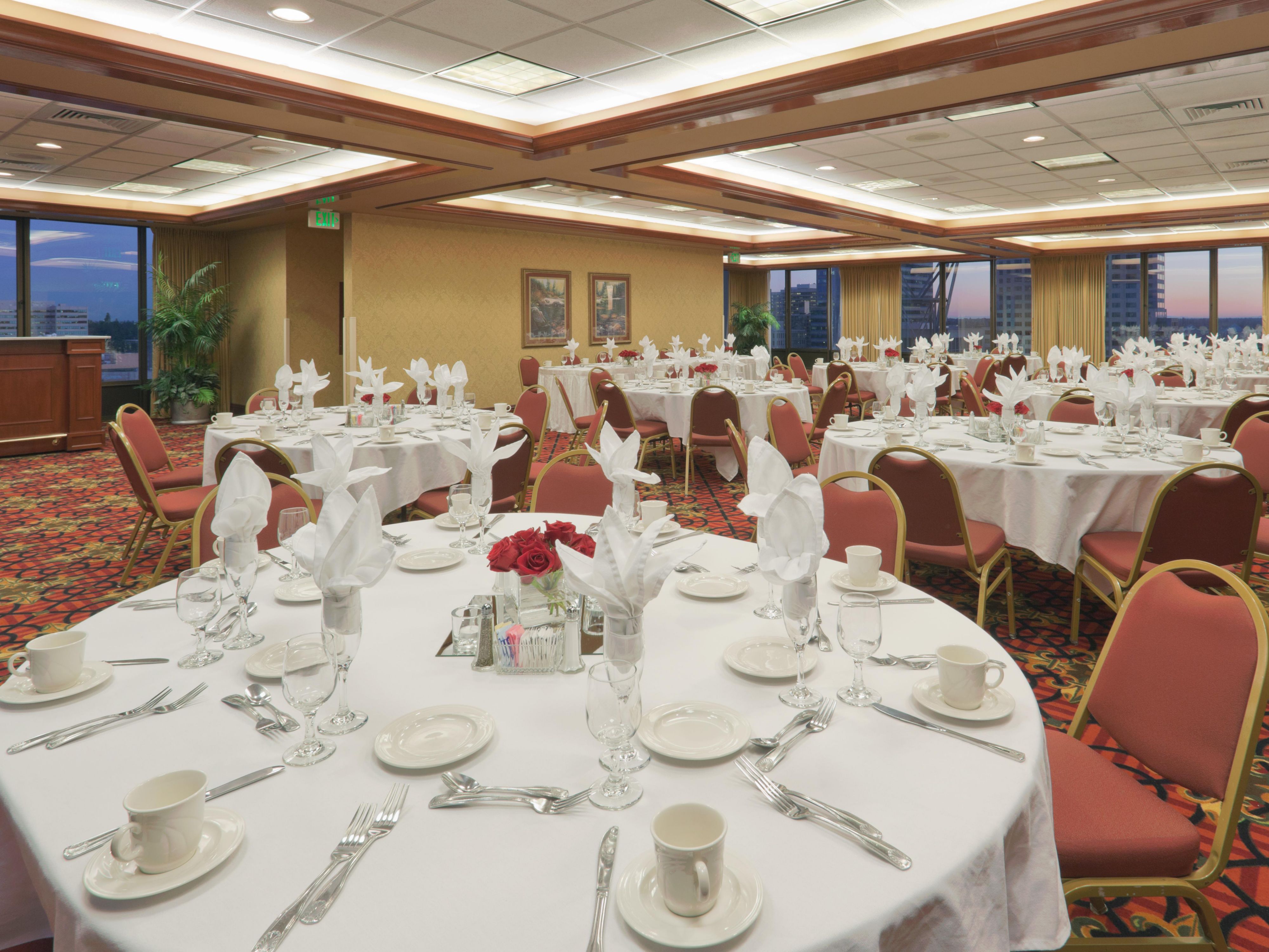 Connect with colleagues, celebrate with family, and get down to business in our 14 flexible event spaces in Sacramento. Our hotel features a delightful event catering menu and 13,000 sq. ft. of meeting and event space, including a boardroom and two elegant ballrooms for up to 1,000 guests, the ideal venue for a beautiful wedding.  