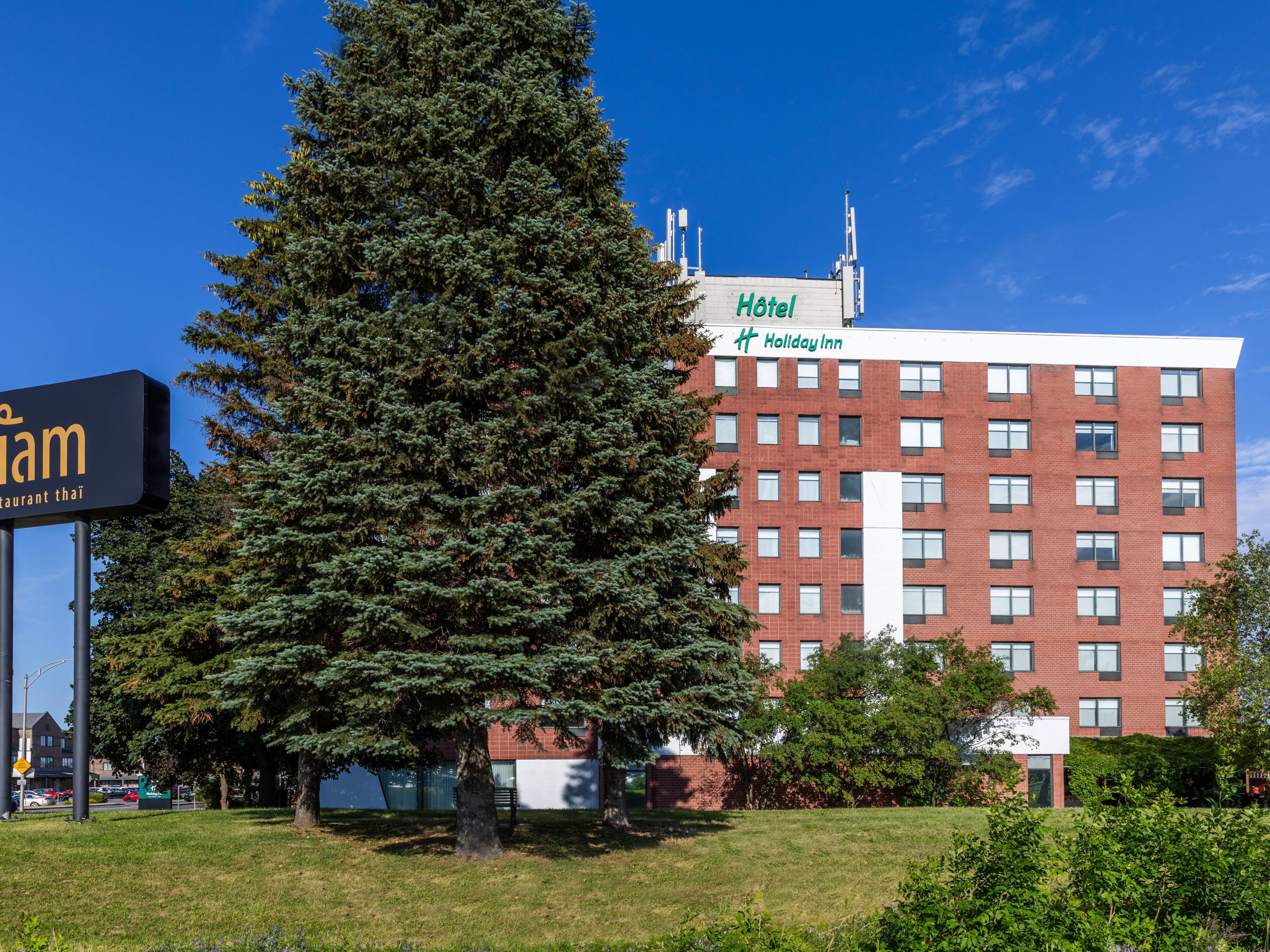 Our 24/7 Business Center provides everything you need to stay productive during your stay. With complimentary high-speed Wi-Fi, workstations, and printing services, Hôtel St-Jean-sur-Richelieu ensures you have the tools to handle business tasks seamlessly.