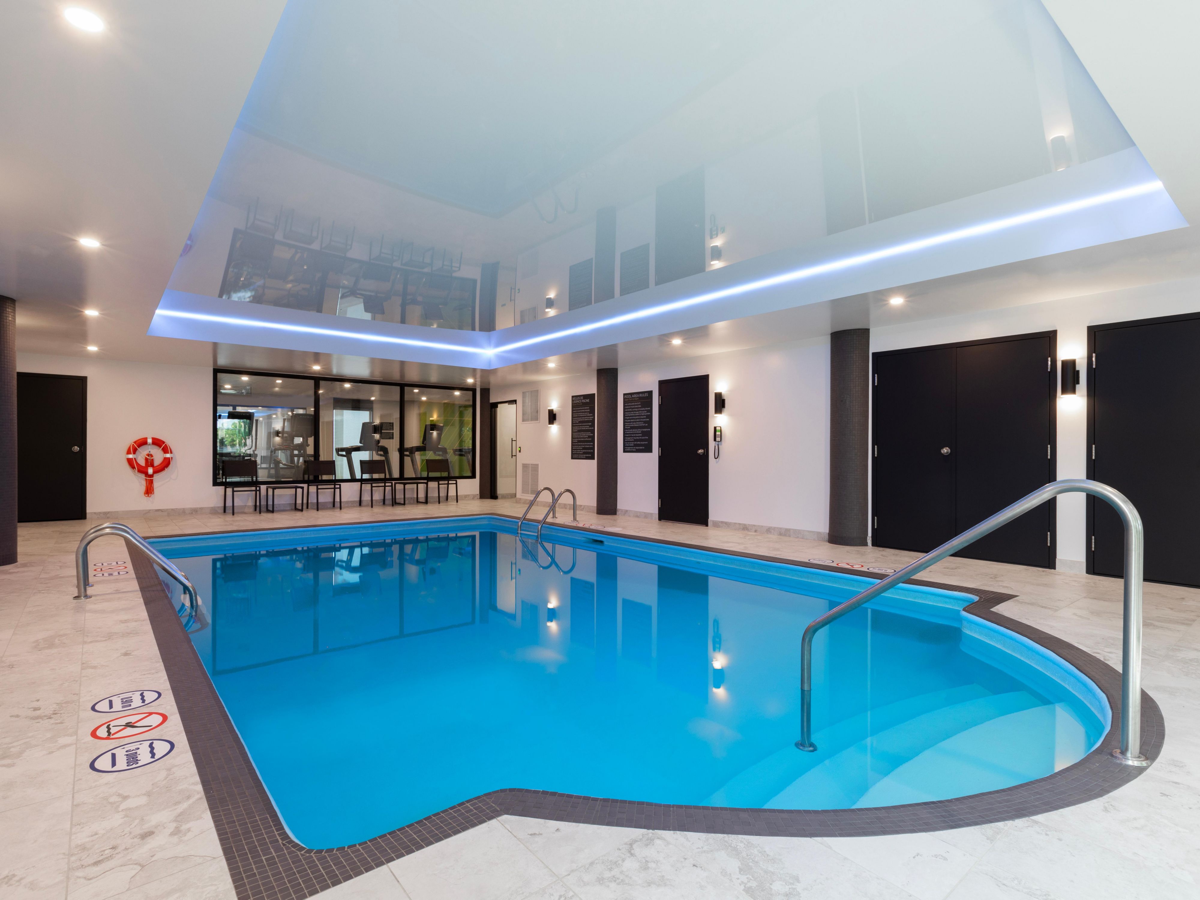 Take a refreshing dip in our indoor swimming pool at Holiday Inn St-Jean-sur-Richelieu Congrès. Whether you’re starting your day with a few laps or unwinding after exploring the city, our pool offers the perfect space to relax and recharge.