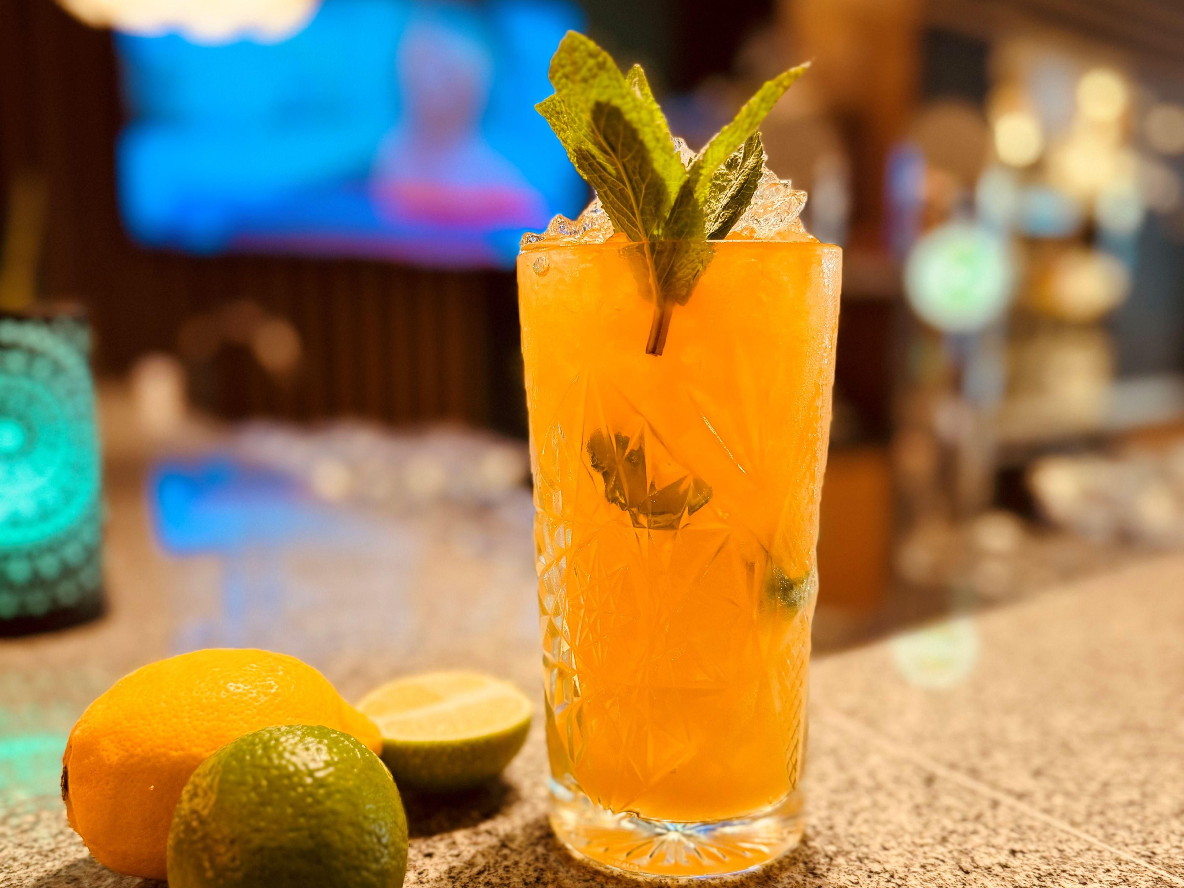 Don't miss our happy hour at the hotel bar! Wednesday to Sunday from 4:00 p.m. to 6:00 p.m. you can get a 20% discount on beer, soft drinks, Aperol, Mojito, Tequila Sunrise, Cuba Libre, Ipanema and fruity Virgin Colada. The perfect start to a fantastic evening!
