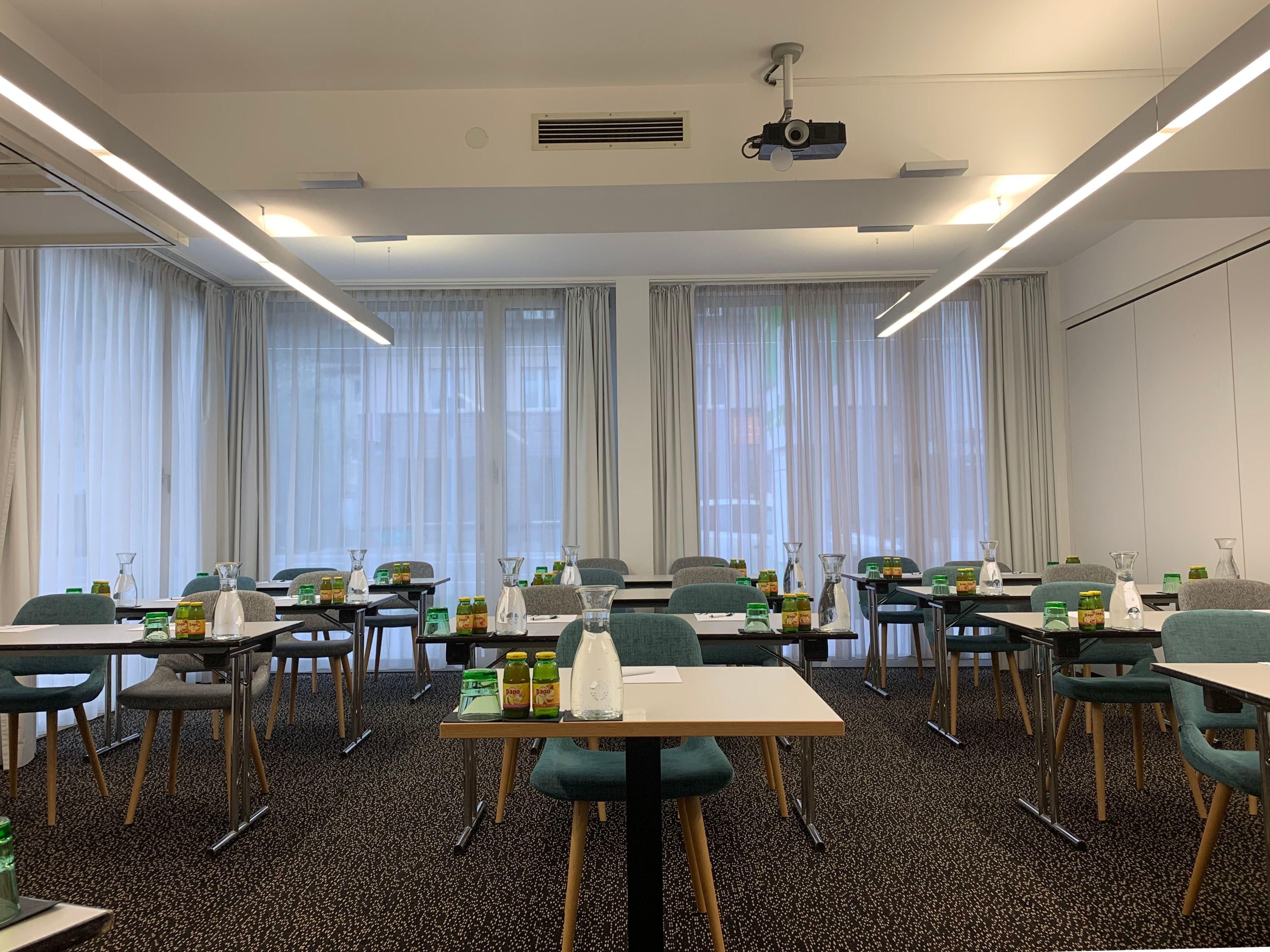 Ihr Seminar, Meeting oder Retreat in besten Händen! Nutzen Sie unseren hellen Meeting Raum, für bis zu 40 Personen. Eine moderne Tagungstechnik, Panoramafenster sowie herzhaft oder süße Kaffeepausen machen Ihr Meeting perfekt. Unsere günstige Lage ermöglicht Ihnen eine nachhaltige und einfache Anreise mit öffentlichen Verkehrsmitteln.