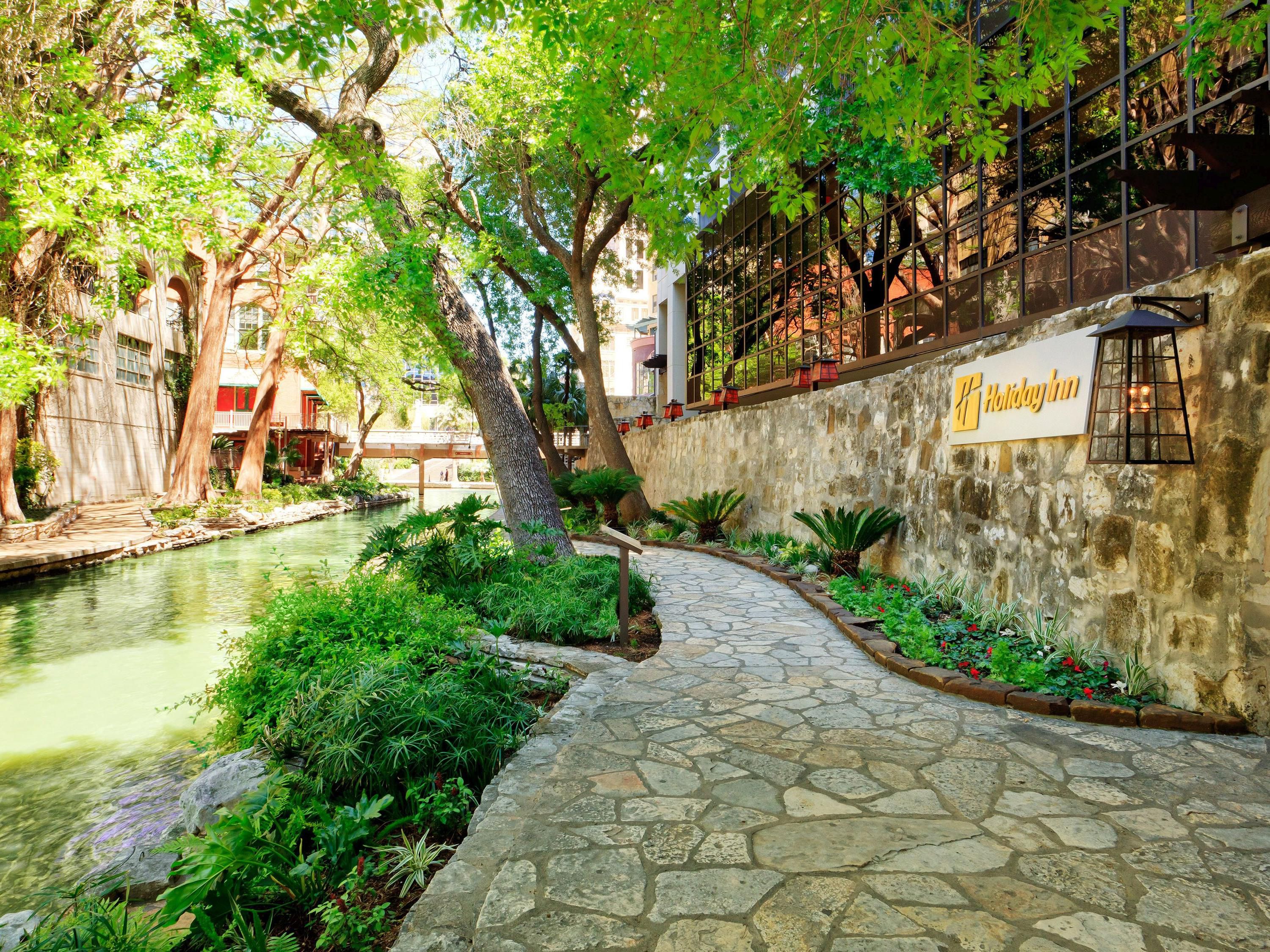 Experience the warm atmosphere and modern design of our hotel on the San Antonio Riverwalk. Stroll outside to the banks of the winding river and stroll along tree-lined paths dotted with restaurants, bars, shops, markets, and historic sites. Explore the festive ambiance of San Antonio's most famous attraction.