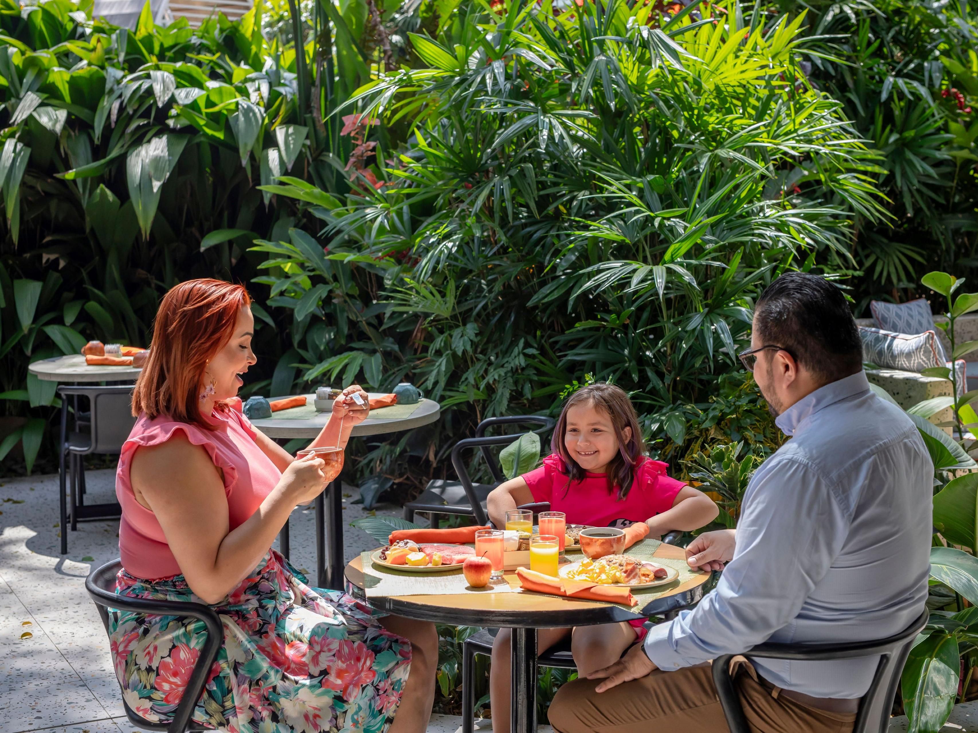 Celebrate Mother's Day with a delicious brunch from 11 a.m. to 3 p.m. and a night in our rooms. Enjoy a late check-out at 3:00 p.m. and live music by Arlene Elizondo, La Patrona. Valid for one night, from August 14 to 15, the rate includes children under 12 years old. Make this day unforgettable!
