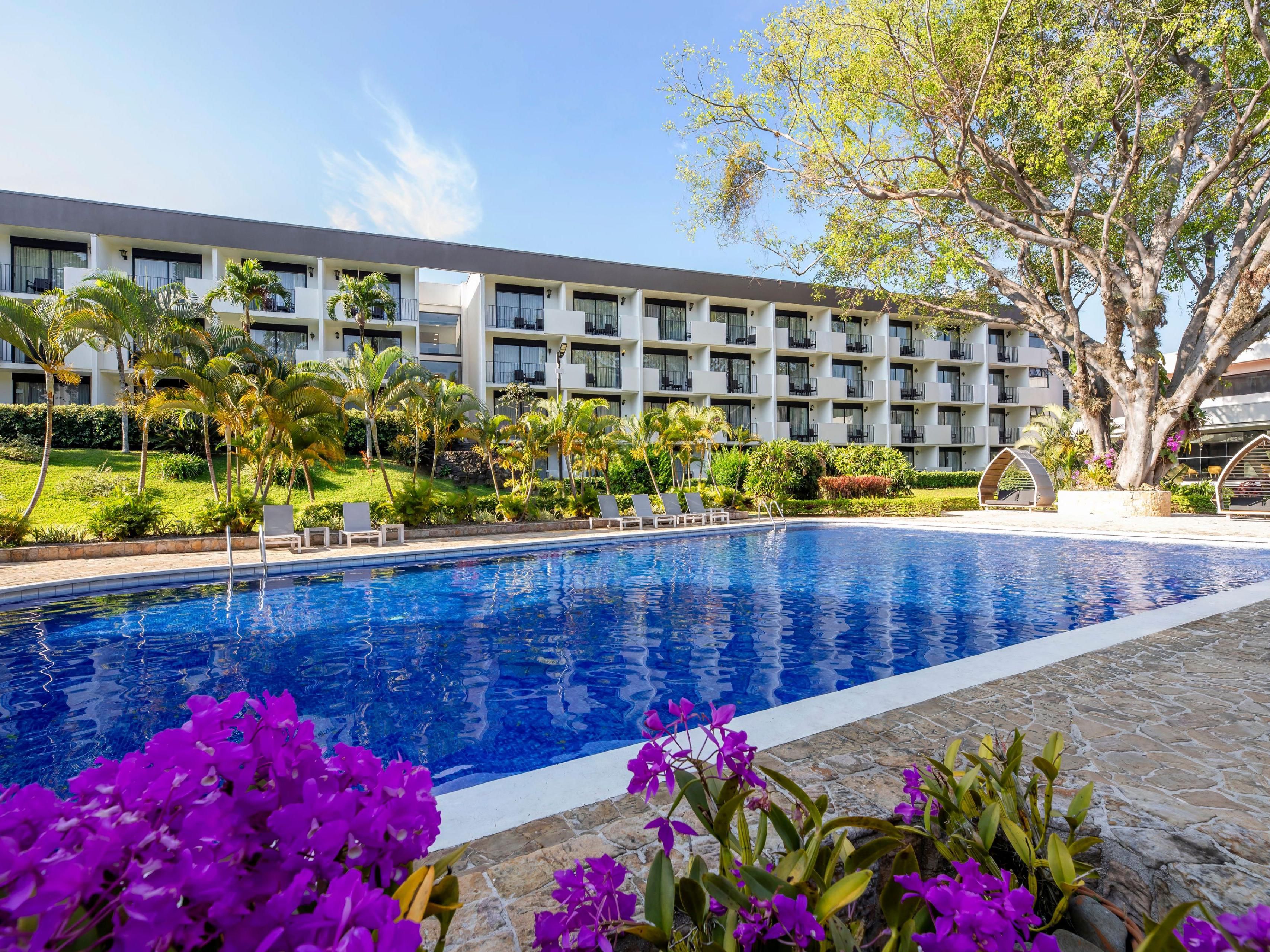 Enjoy a delicious buffet breakfast or a 20% discount on lunch at Denny’s, with a room available from 8:00 a.m. Additionally, you will have access to all our facilities and Gold’s Gym Irazú, as well as free parking. Valid for 2 people and subject to availability. Don’t miss out!