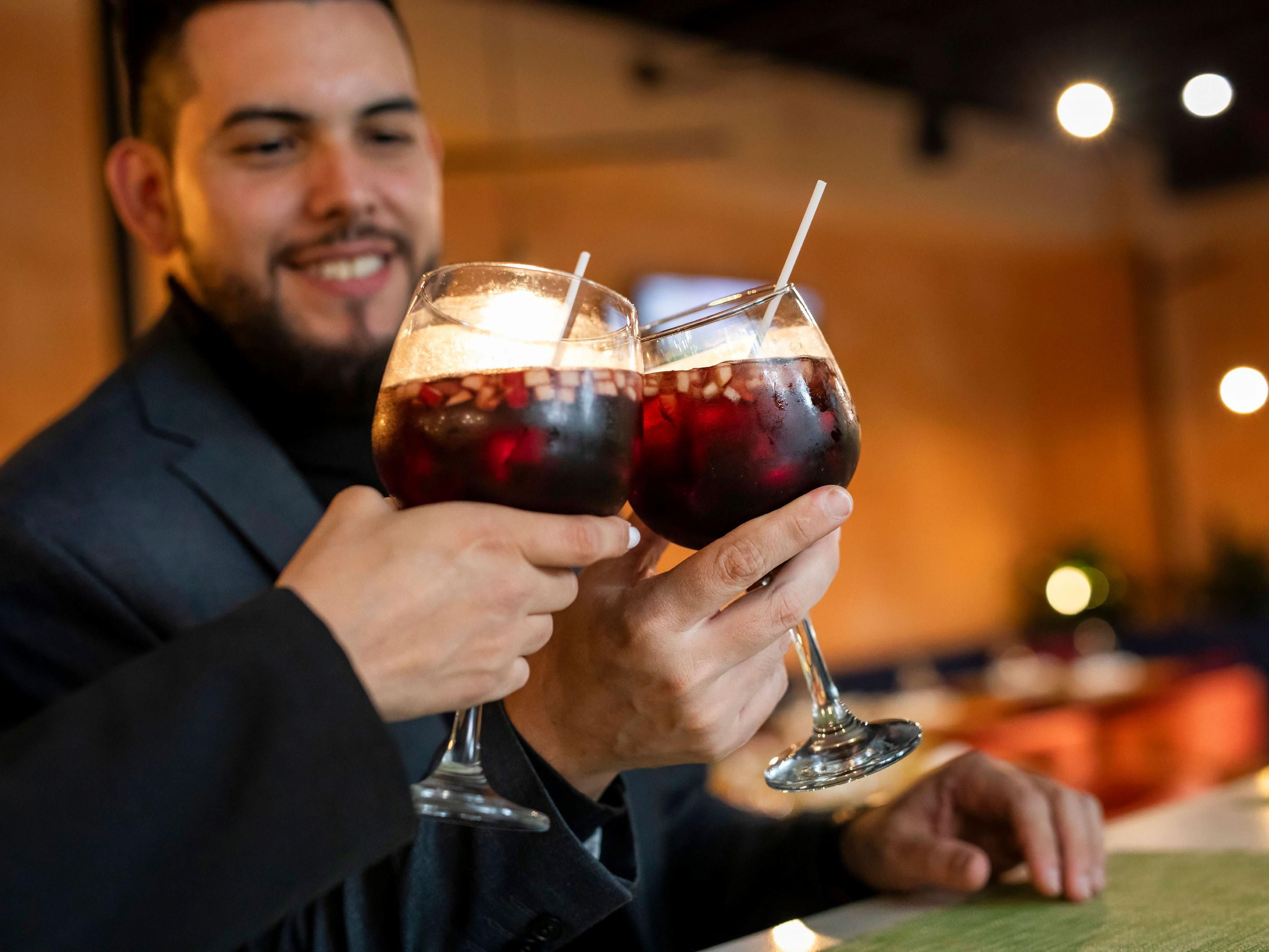 Después de un largo día de trabajo, lo invitamos a relajarse en La Sabana con nuestra promoción especial de After Office. De lunes a jueves, de 5:00 p.m. a 7:00 p.m., podrá disfrutar de sangrías al 2x1. Venga y descubra la mezcla perfecta de sabor y frescura que hará de sus tardes una experiencia inolvidable. ¡No se lo pierda!