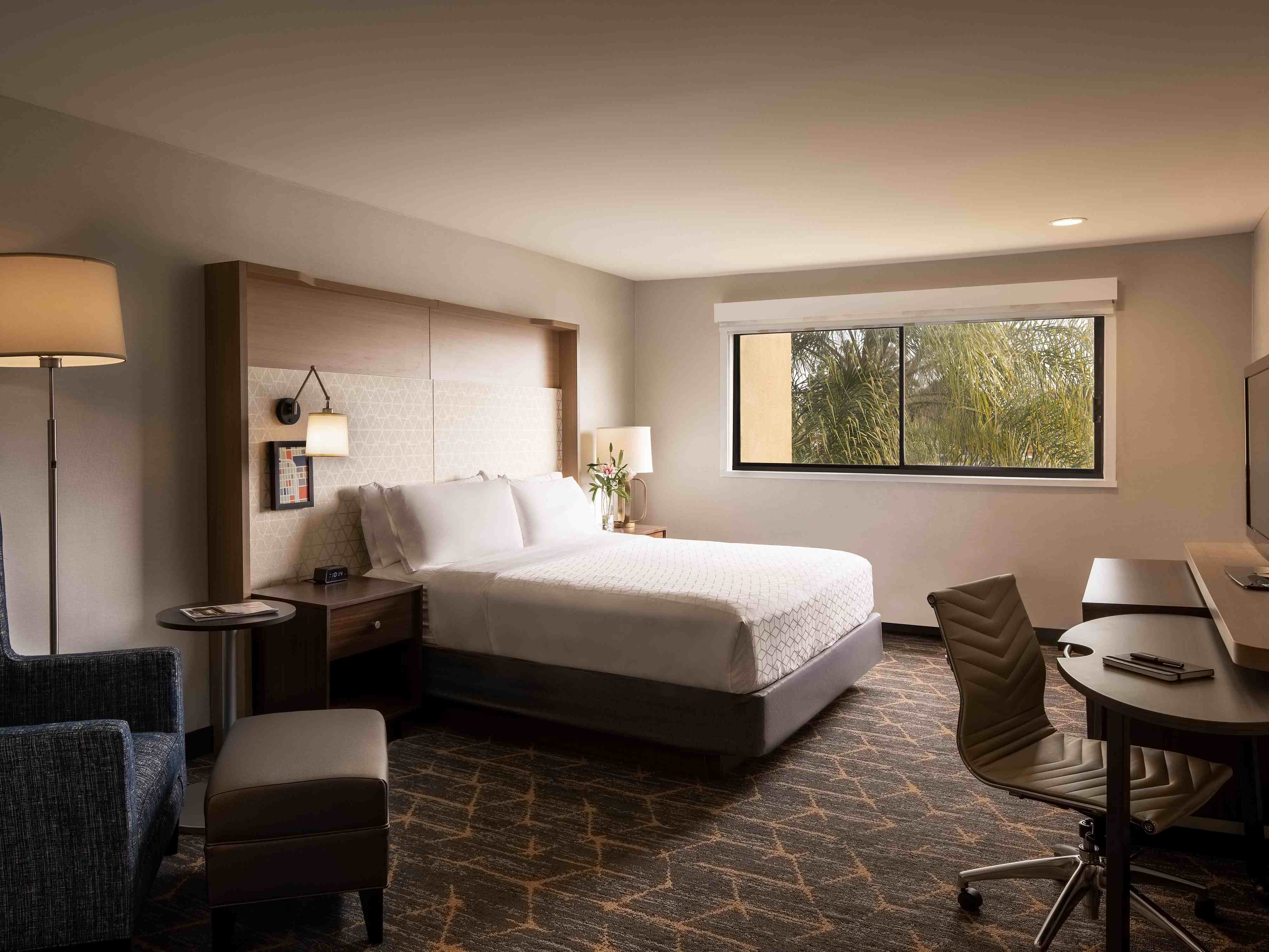 Hotels near John Wayne Airport (SNA) | Holiday Inn Santa Ana-Orange Co Arpt
