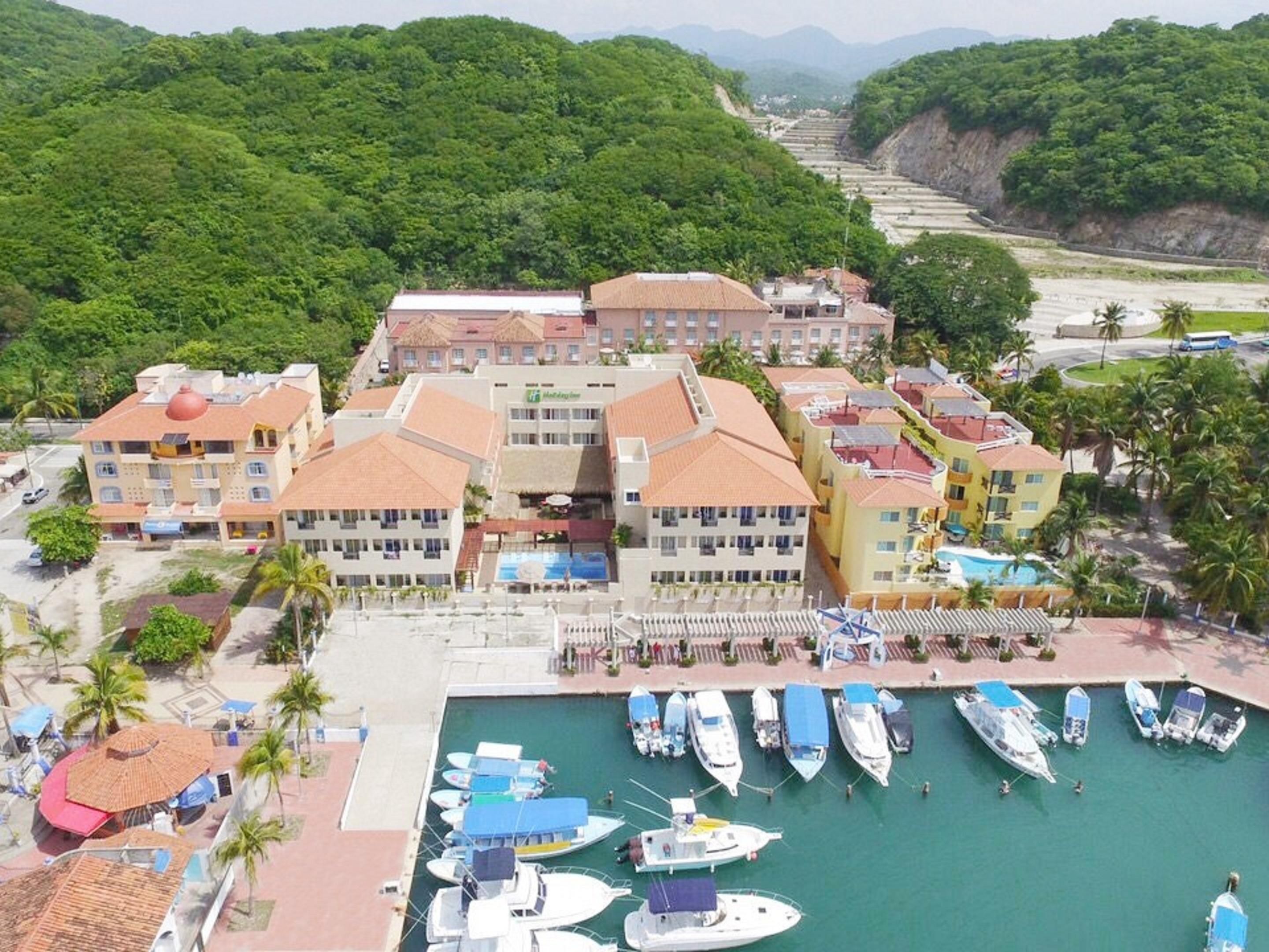 The hotel is located in a privileged area of ​​the of Santa Cruz's Bay with easy access to transportation, banks, craft market, beach and dock.