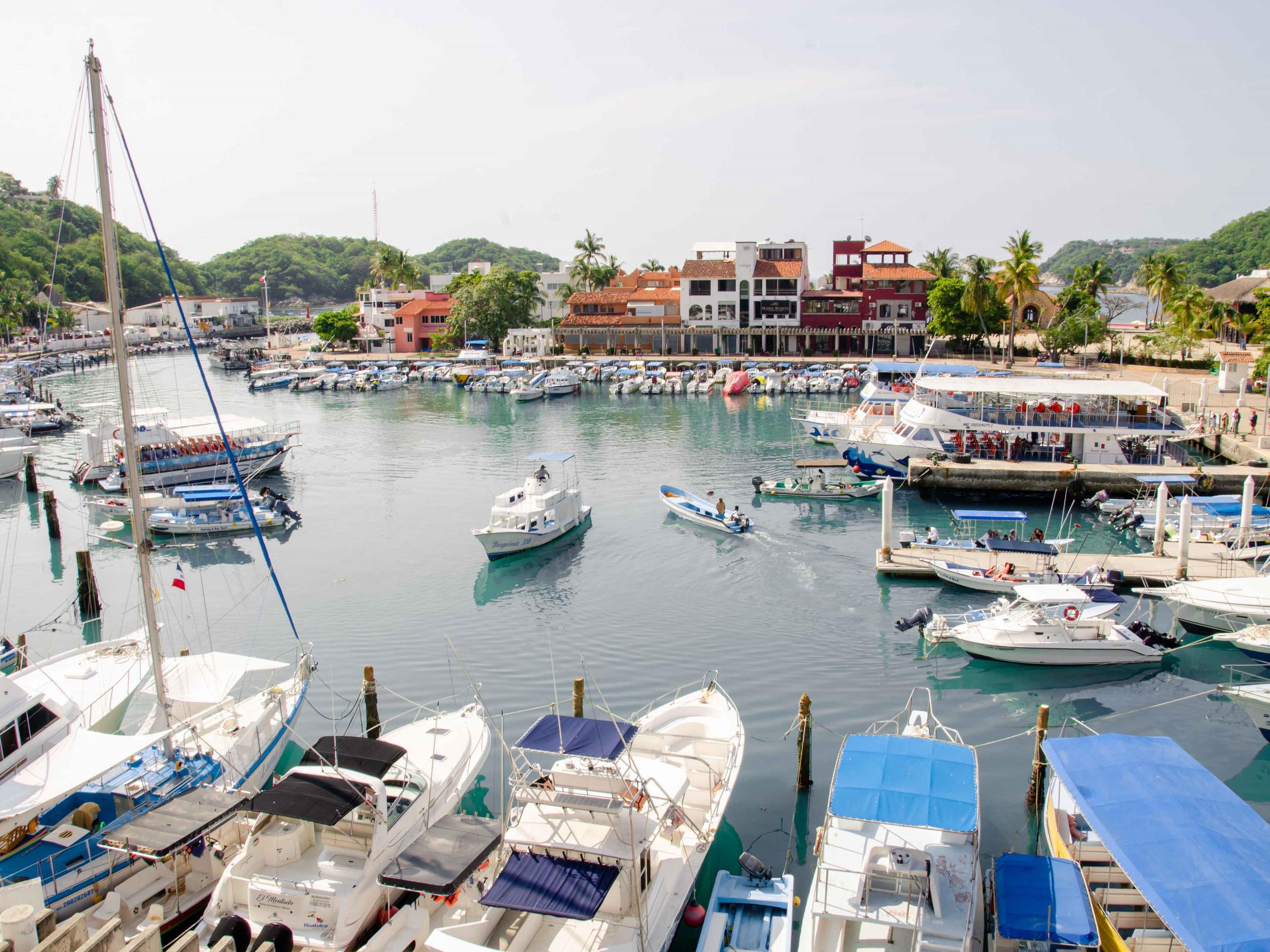 3 minute's walk from the hotel you will find the Santa Cruz Dock, which is where the boats depart for the famous tour to the bays.