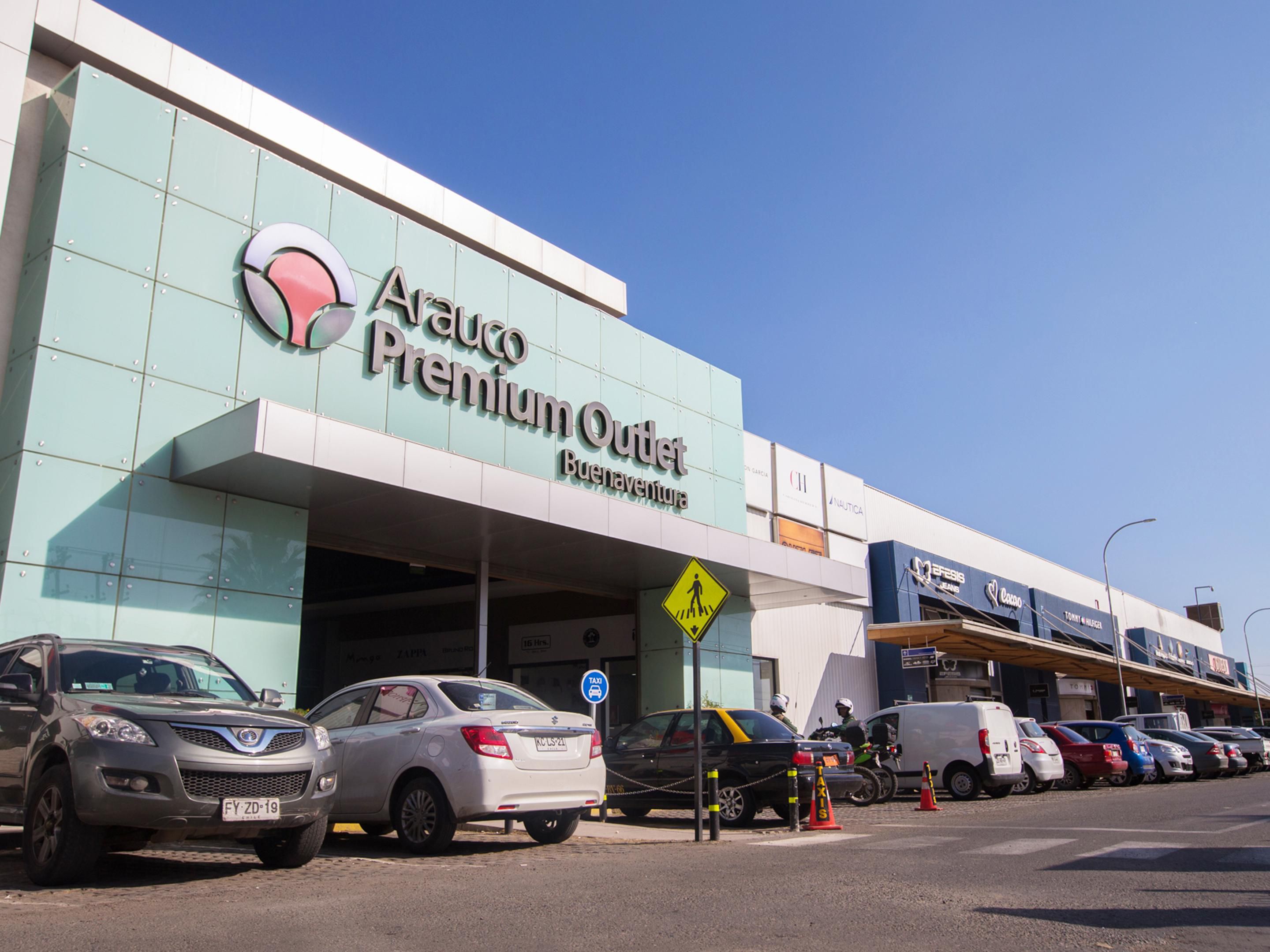 For shopping, head to Buenaventura-Quilicura zone. You will find 2 outlet malls with a varied selection of retail stores (Nike, Polo Ralph Lauren, Puma, Rapsodia). Easton Outlet and Arauco Premium Outlet Buenaventura. The adress is Presidente Eduardo Frei Montalva 9709, Quilicura.